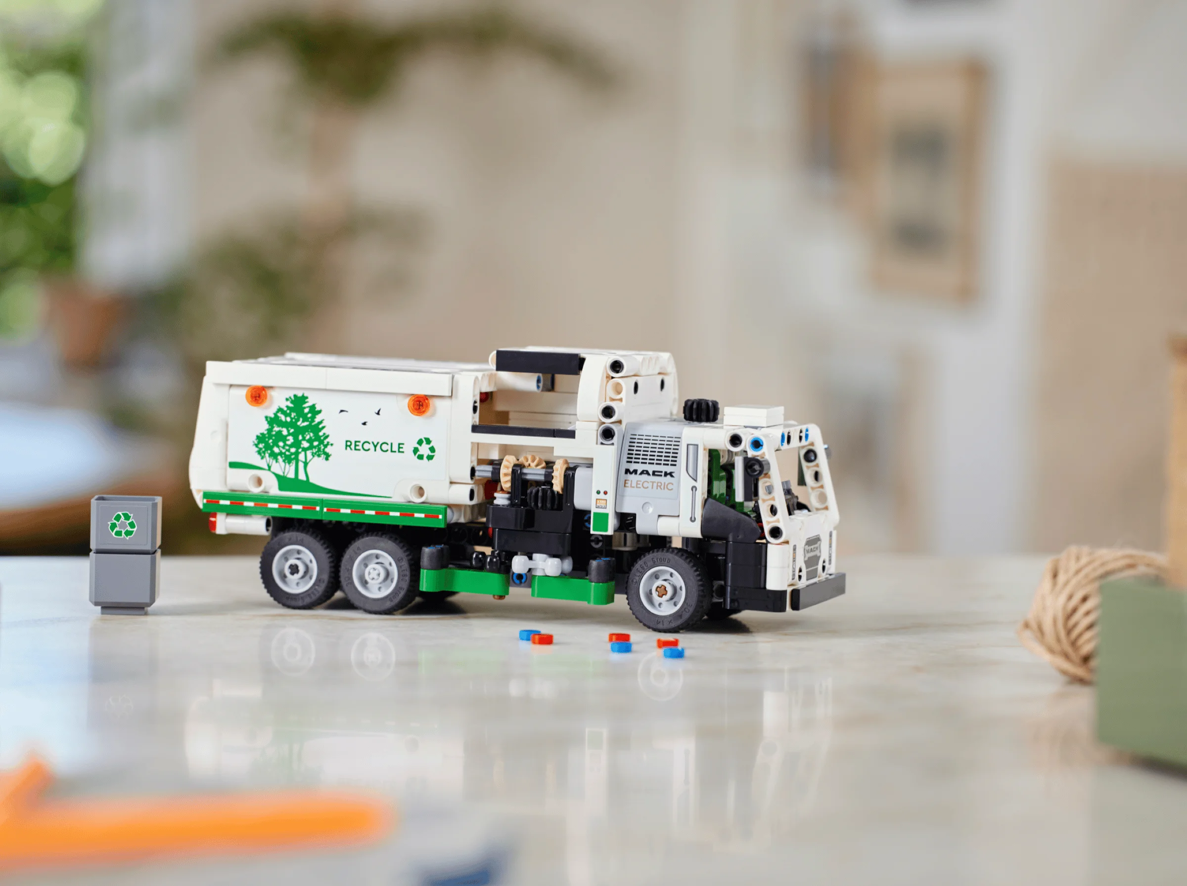 Camion Mack LR Electric pentru gunoi. Model Technic detaliat cu design realist.