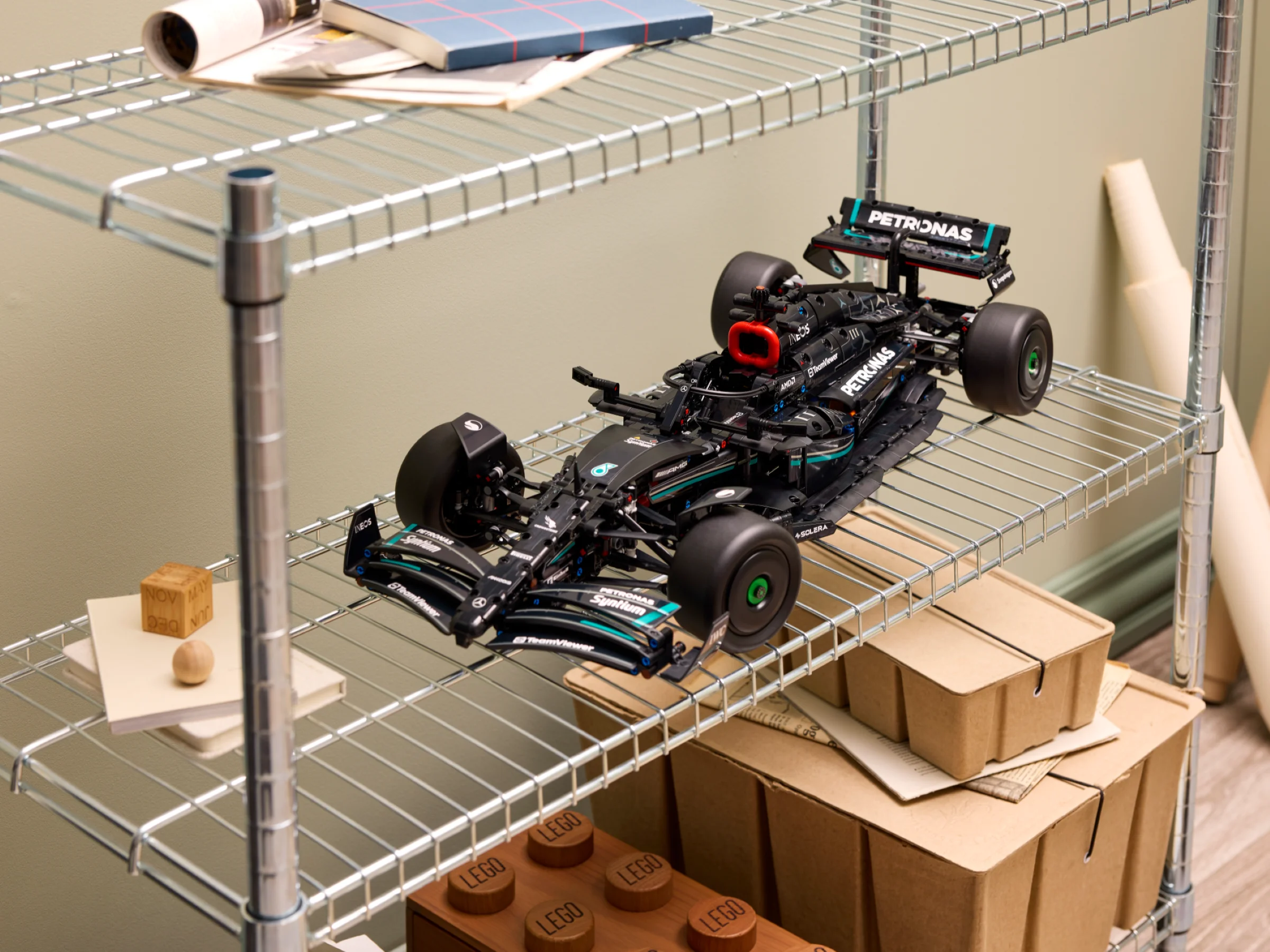 Modelul LEGO Mercedes-AMG F1 W14 E Performance pe un raft metalic. Detaliile sunt vizibile.