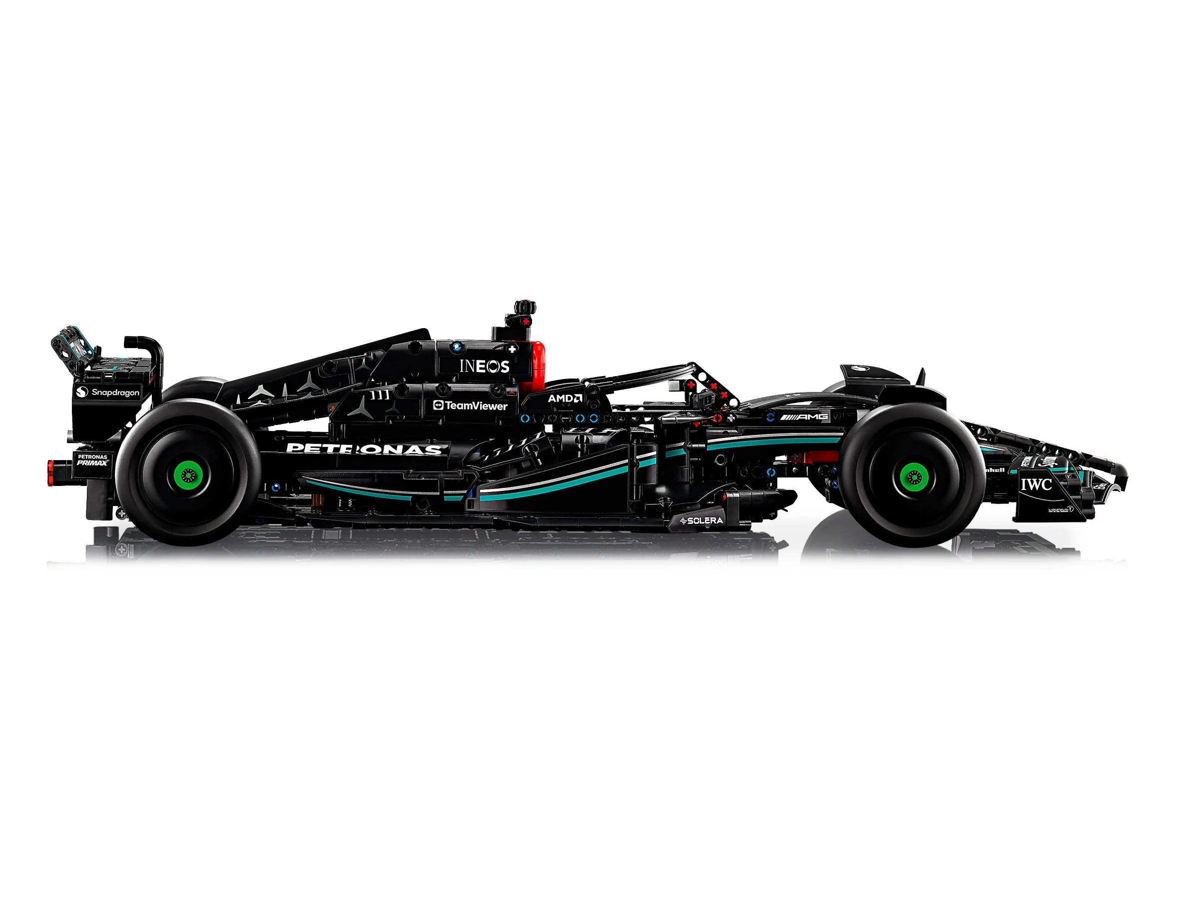Modelul LEGO Technic Mercedes-AMG F1 W14 E Performance, vedere laterală, detaliată și realistă.