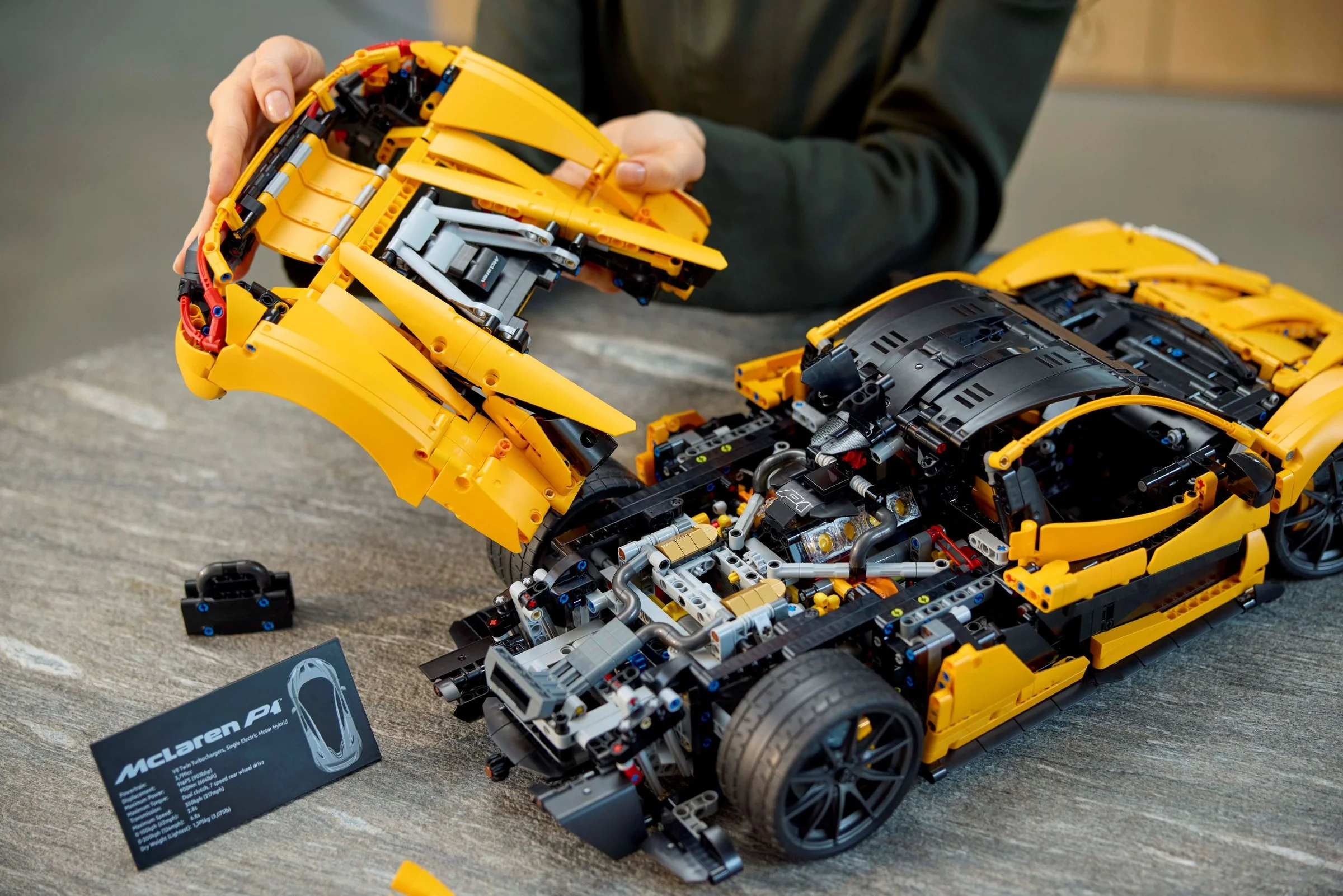 Construirea modelului McLaren P1, cu o secțiune detașată și cardul cu specificații.