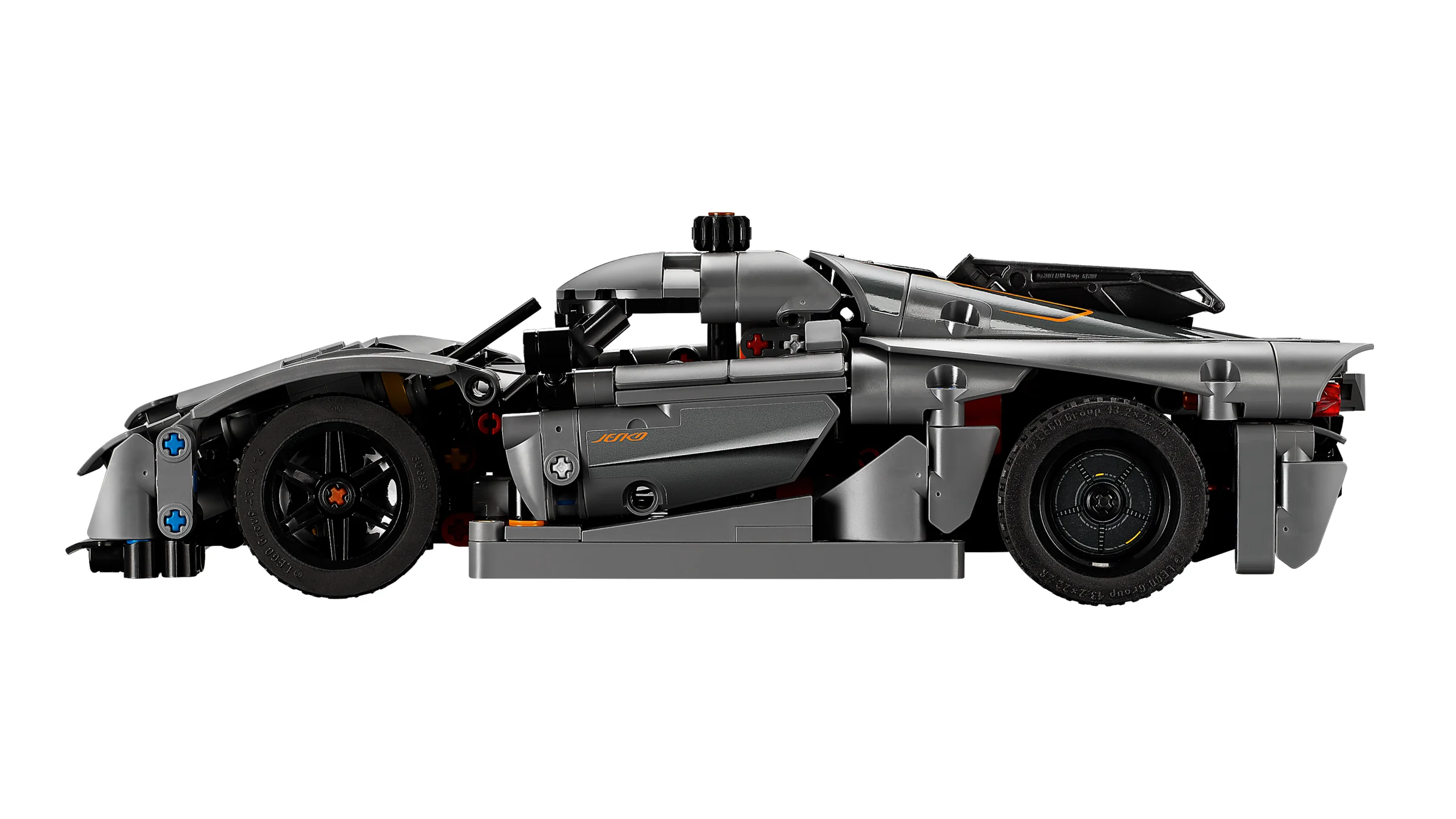 Modelul LEGO Technic Koenigsegg Jesko Absolut gri, vedere laterală. Detalii precise, design aerodinamic.