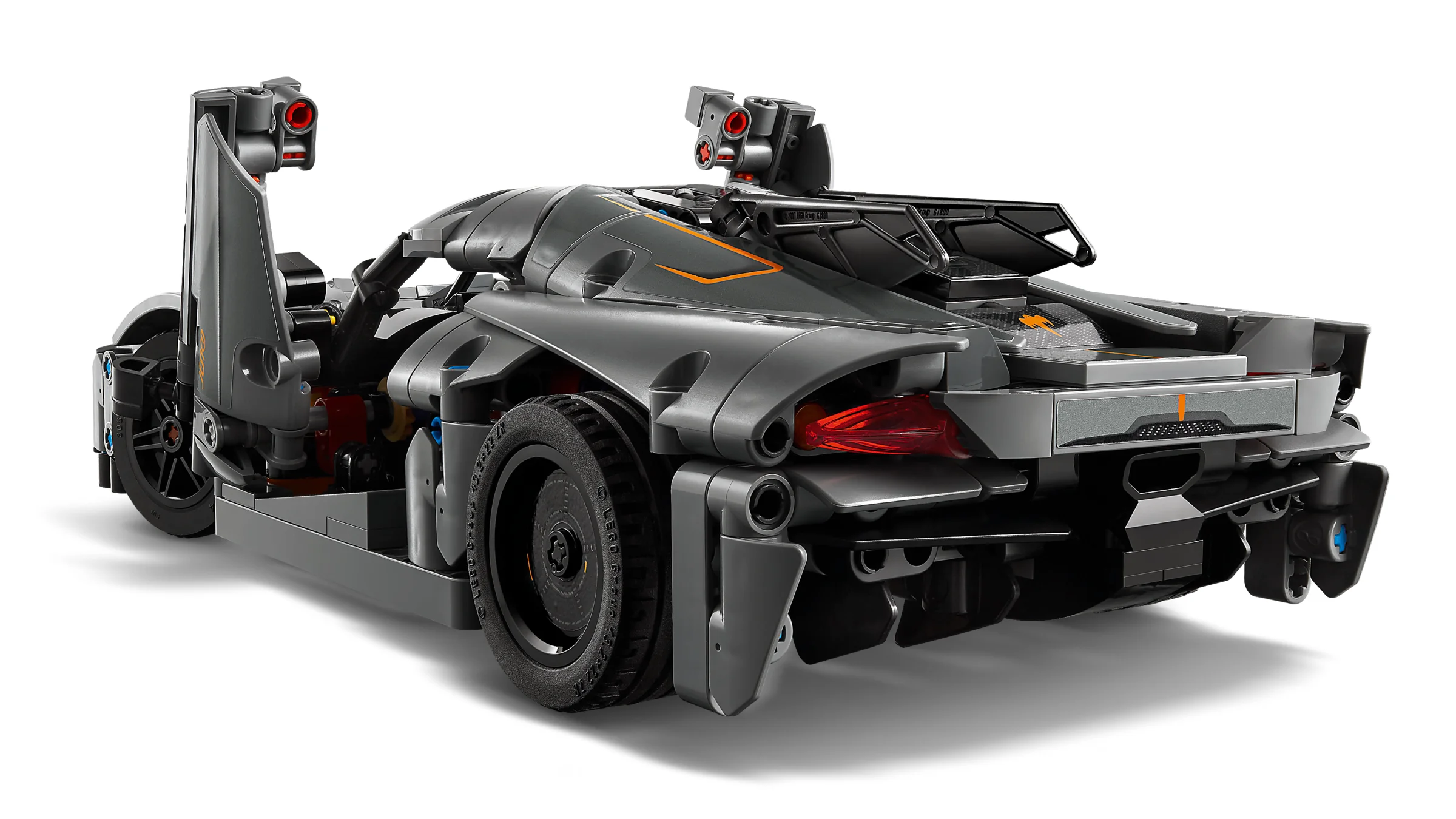 Imagine din spate a modelului Koenigsegg Jesko Absolut. Se văd aripile, roțile și detaliile complexe.