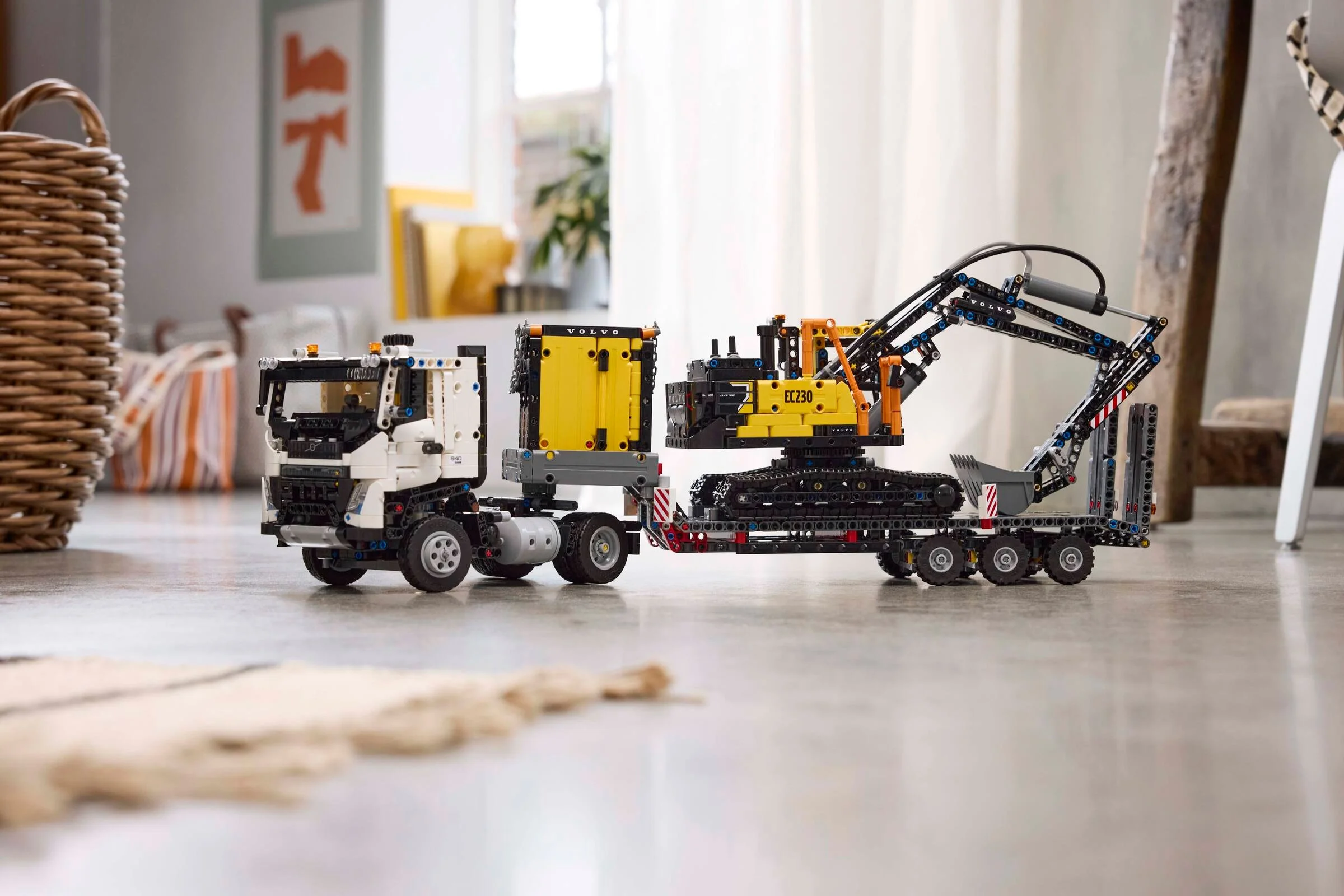 Imagine cu camionul Volvo FMX și excavatorul electric EC230, ambele modele LEGO Technic.