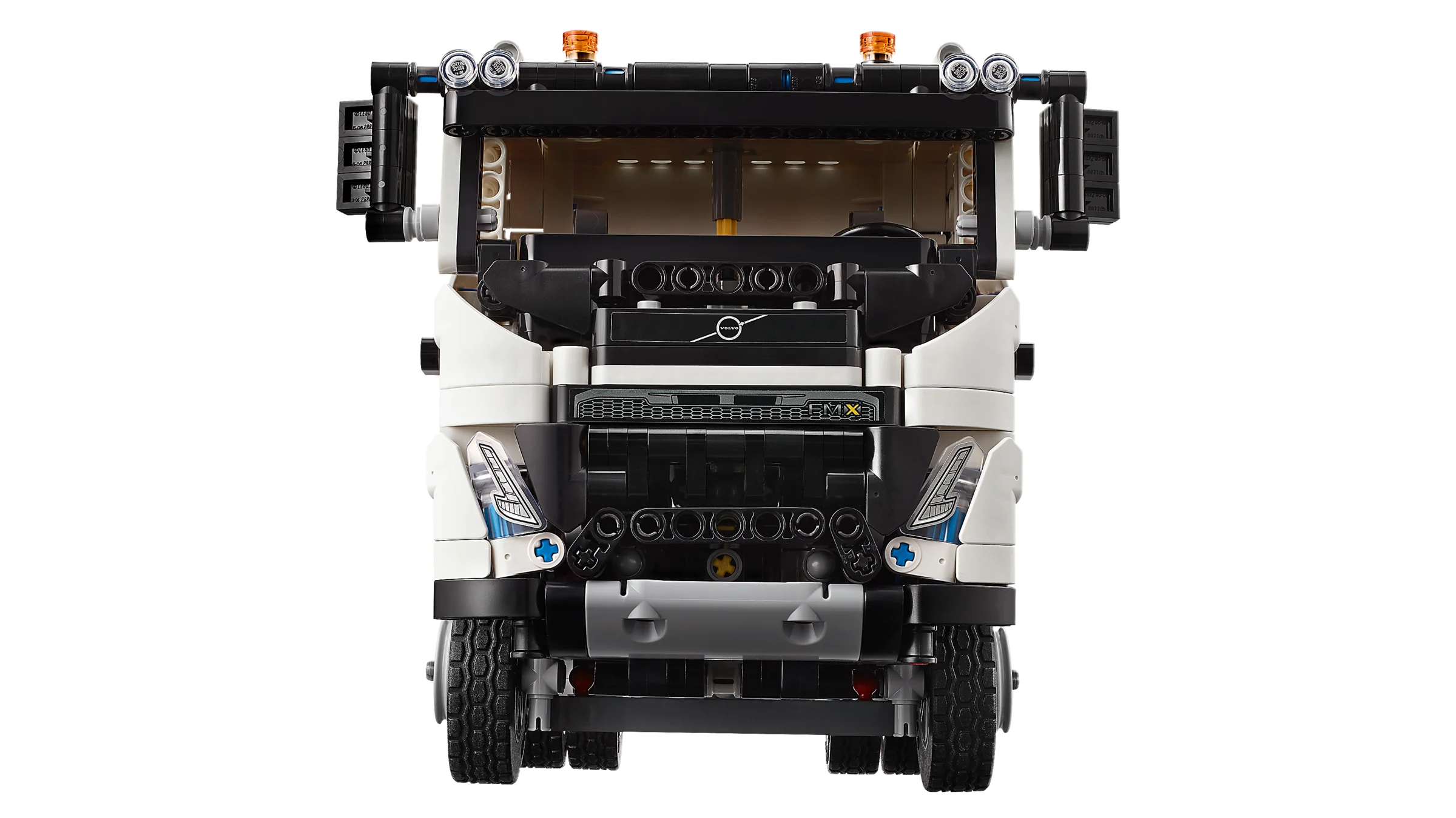 Prim-plan frontal cu camionul Volvo FMX, detaliind grila, farurile și logo-ul Volvo.
