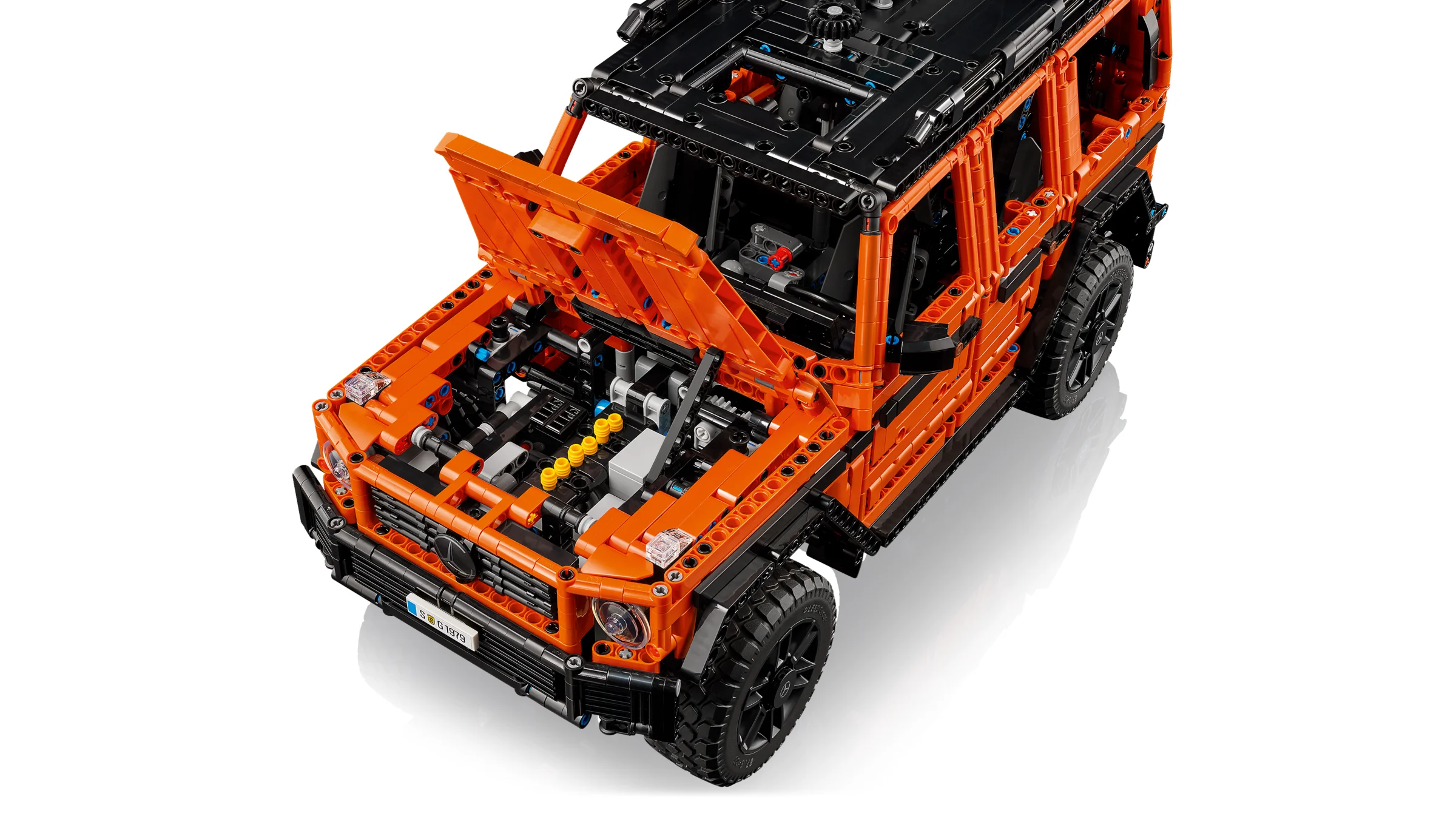 Modelul Mercedes-Benz G 500 Professional Line cu capota ridicată, arătând detaliile motorului.