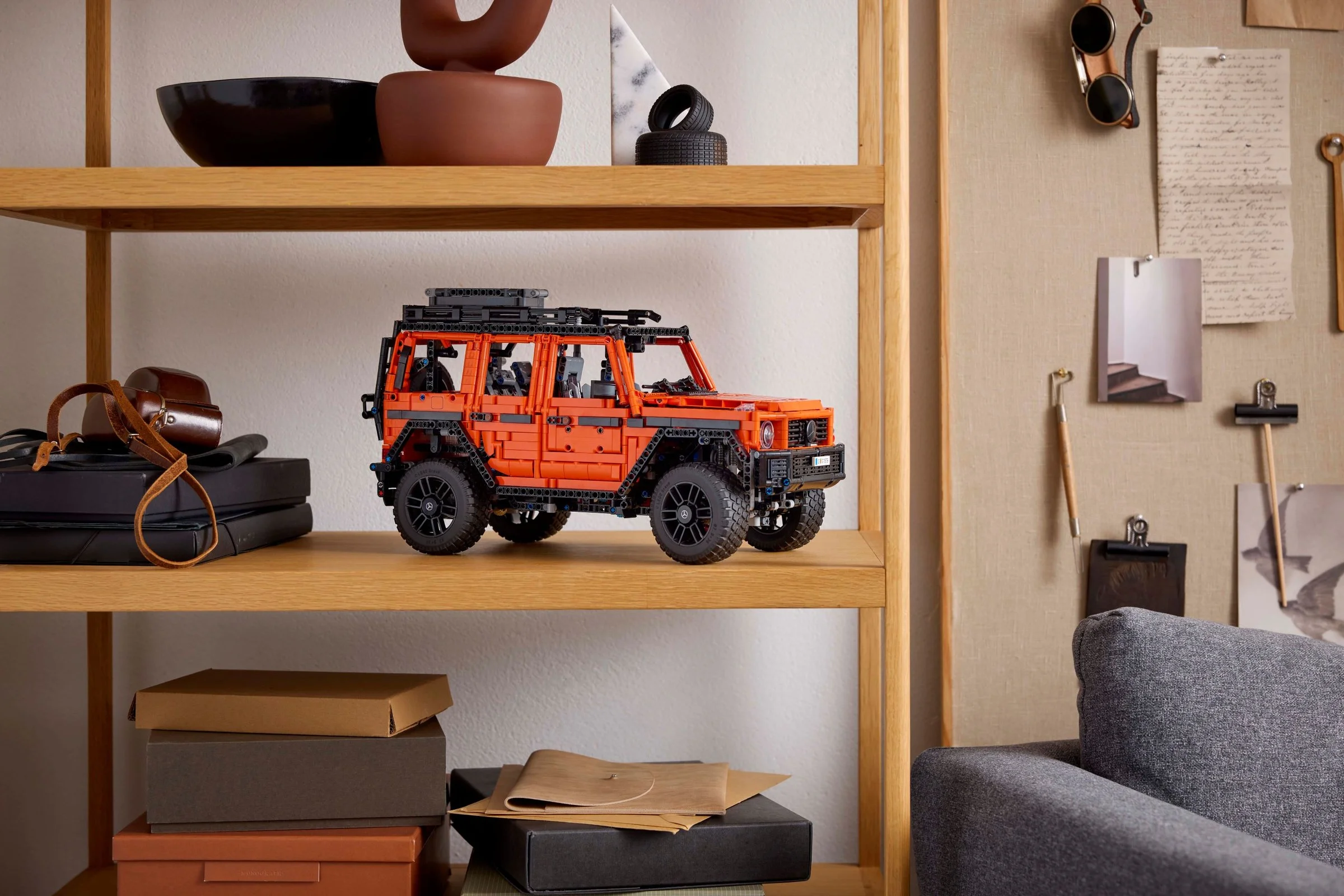 Modelul LEGO Technic Mercedes-Benz G 500 expus pe un raft. Detaliu aspect final.