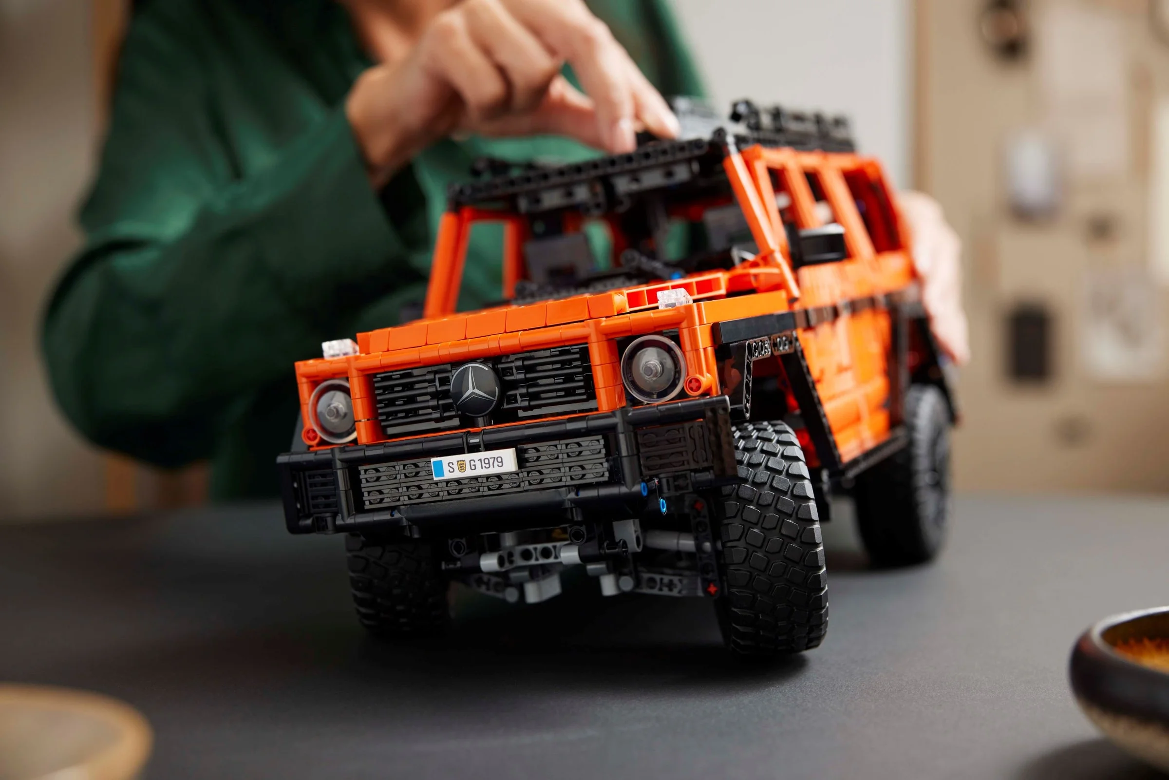 Modelul LEGO Technic Mercedes-Benz G 500 Professional Line, portocaliu, detaliat.