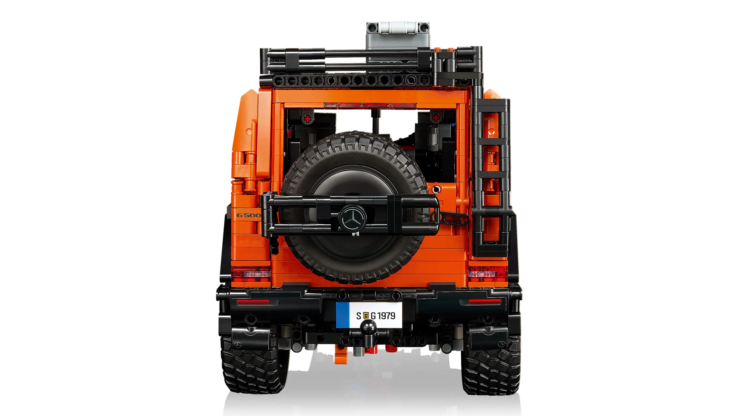 Spatele detaliat al modelului LEGO Mercedes-Benz G 500, portocaliu și negru.