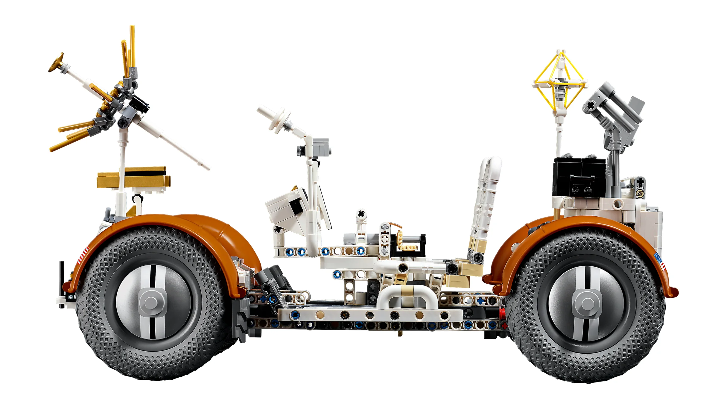 Roverul lunar Apollo NASA, o imagine laterală detaliată a modelului LEGO Technic.