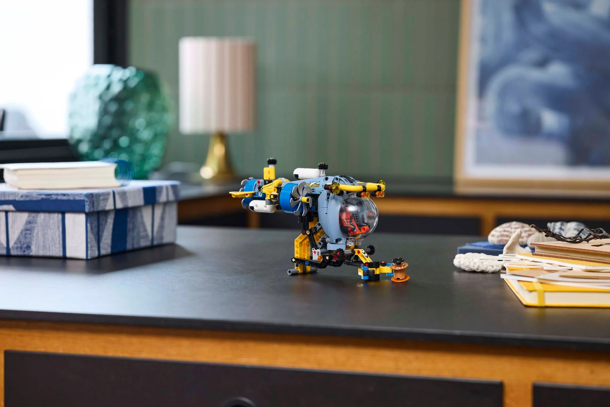Submarinul de cercetare oceanică LEGO Technic, prezentat pe un birou. Detaliile modelului sunt vizibile.