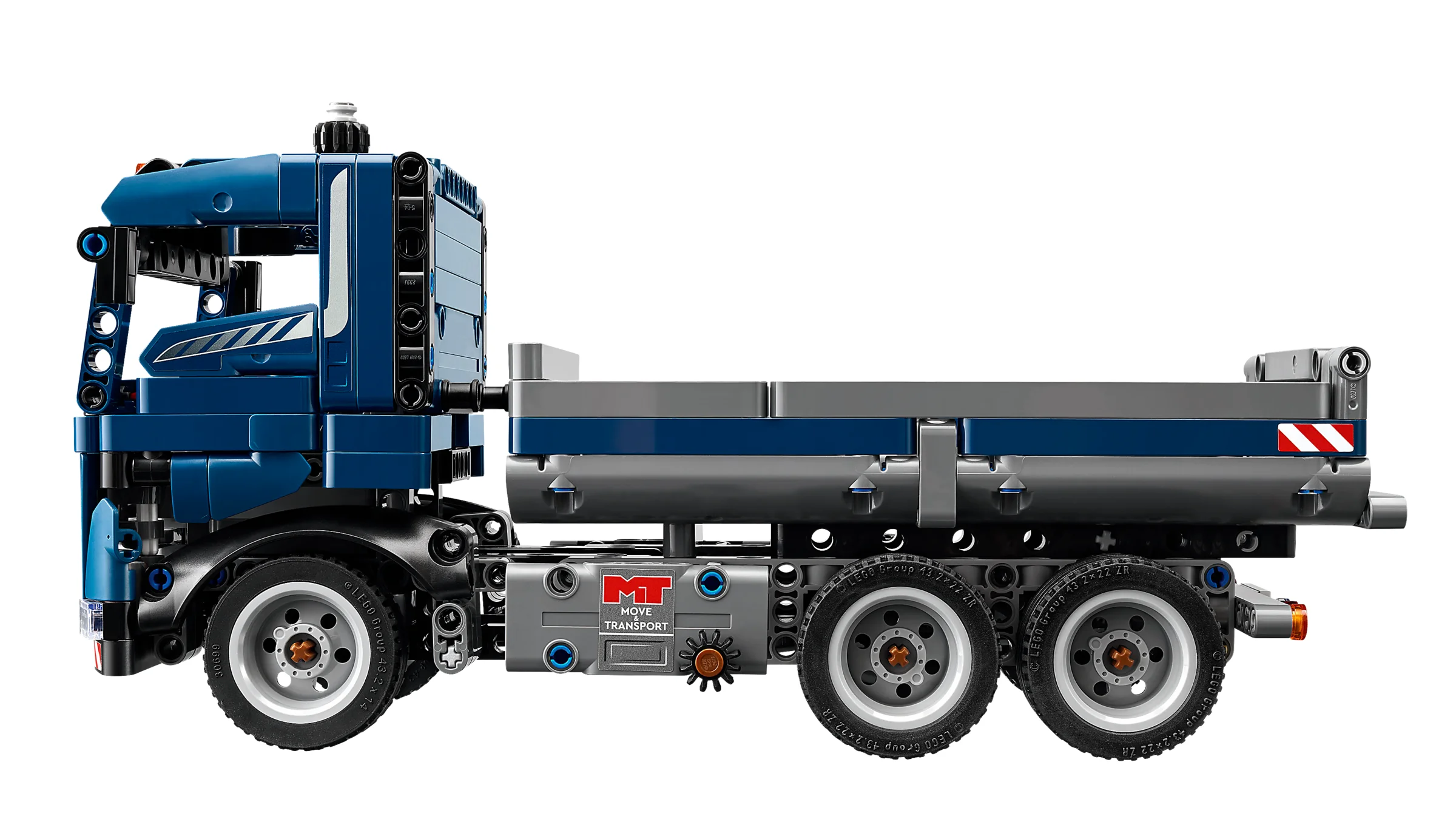 Imagine laterală a basculantei LEGO Technic 42203, albastră și gri. Vedere detaliată, clară.