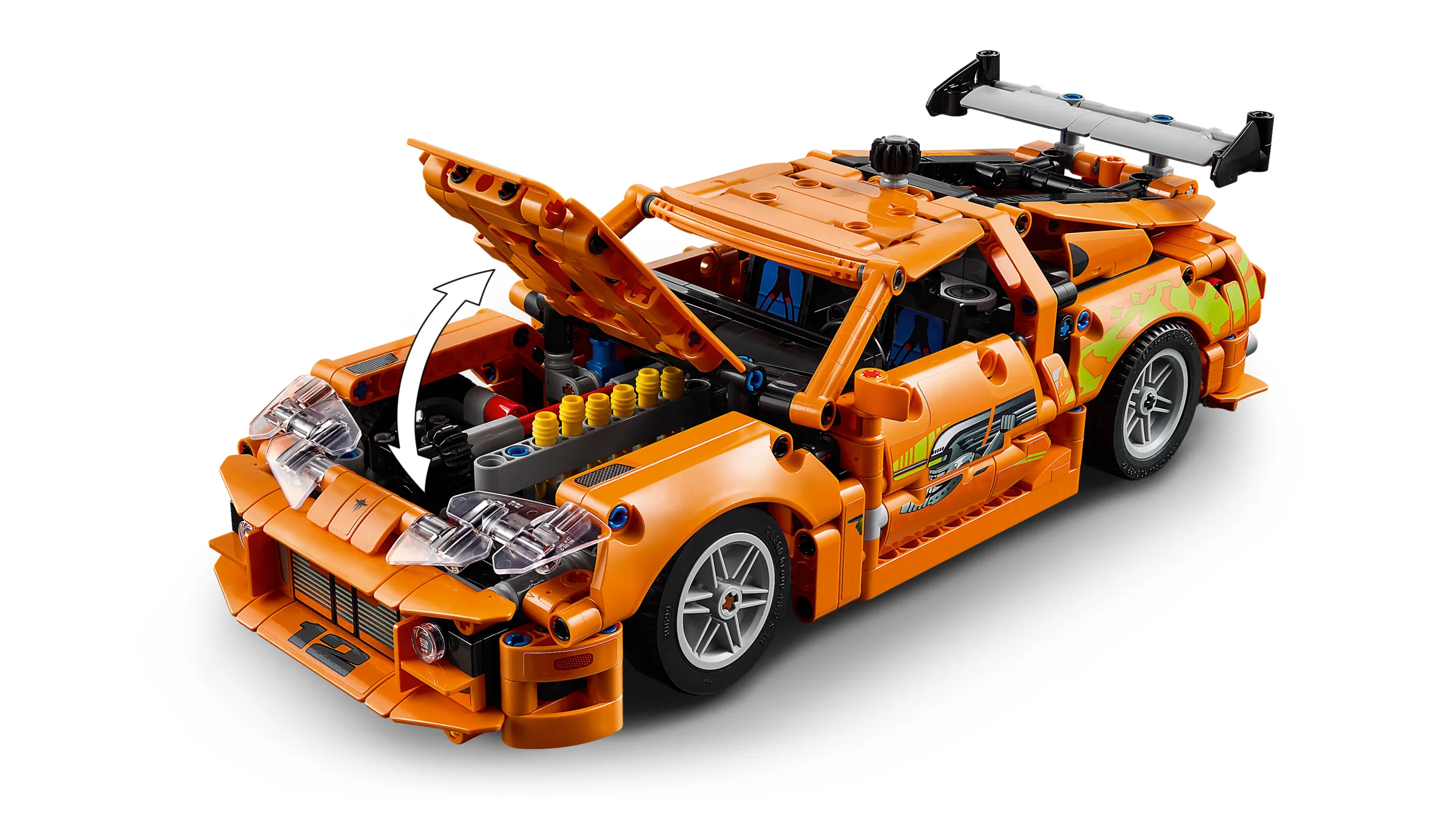 Modelul LEGO Technic Toyota Supra MK4 Fast & Furious, cu capota deschisă, prezentând detaliile motorului.