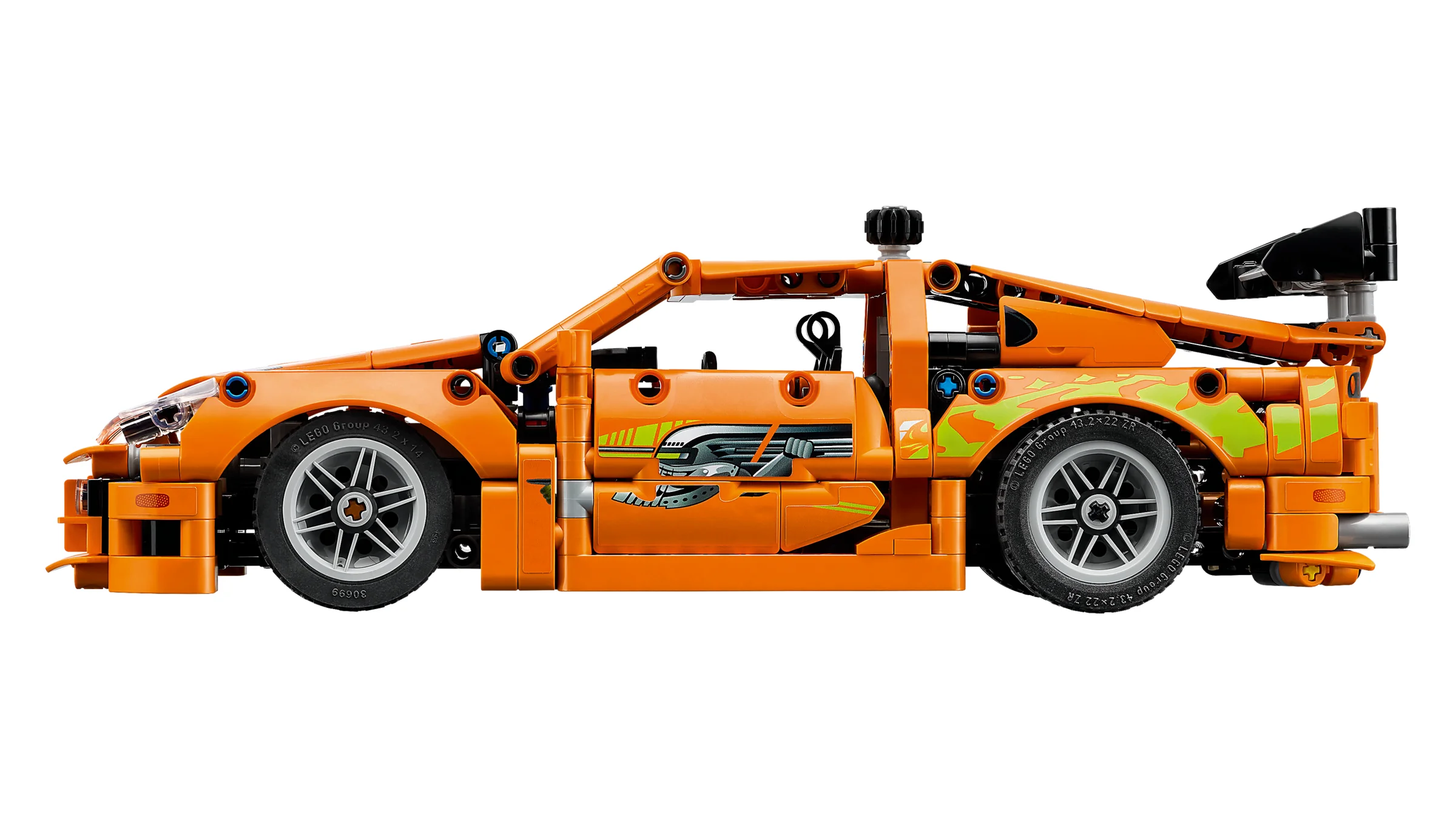 Modelul LEGO Technic al Toyota Supra MK4, portocaliu și cu detalii precise.
