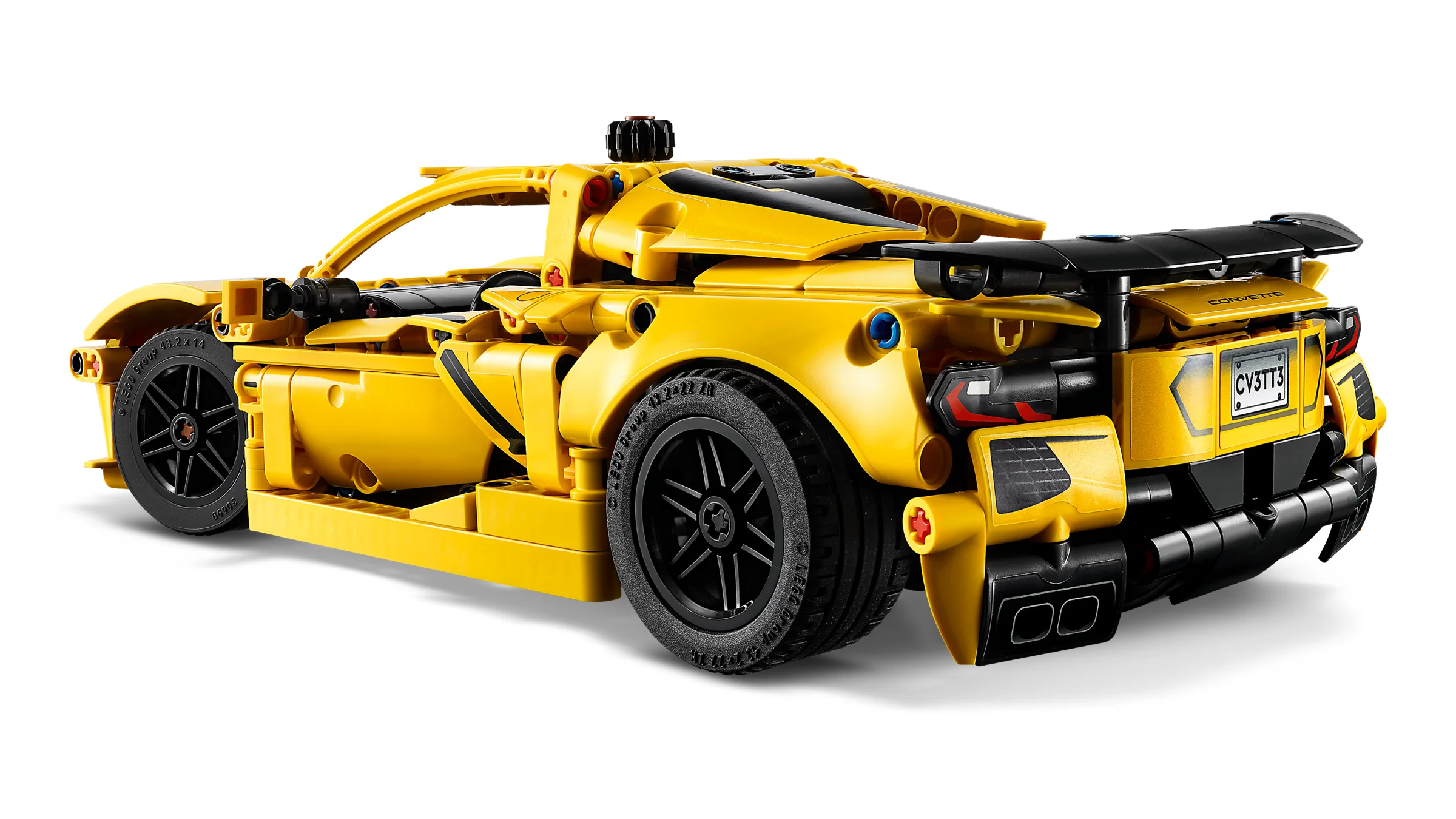 Modelul LEGO Chevrolet Corvette Stingray galben, detaliat din spate. O mașină sportivă construibilă.