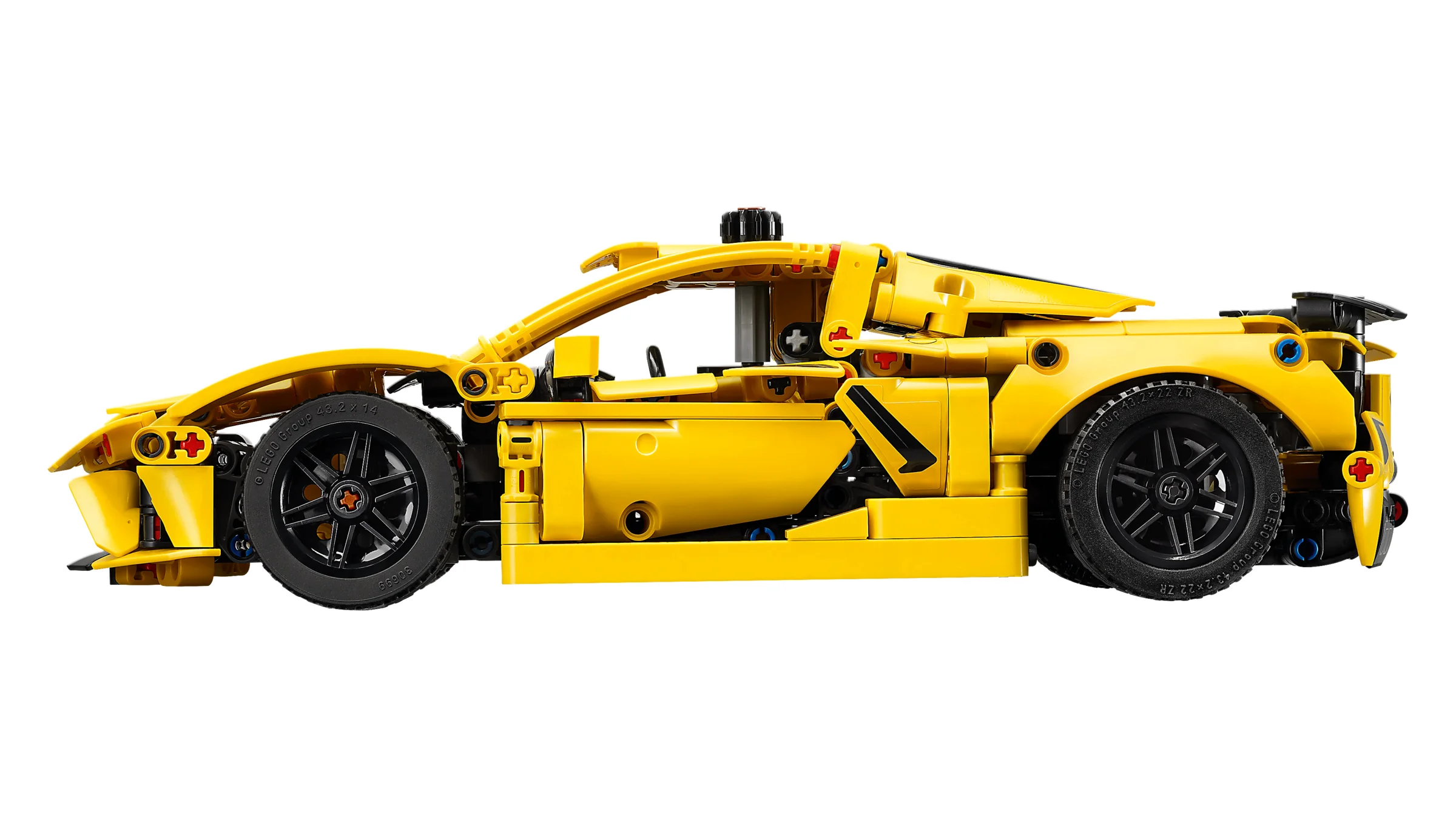 Imagine cu modelul LEGO Technic Chevrolet Corvette Stingray, galben, vedere laterală. Detalii precise ale construcției.