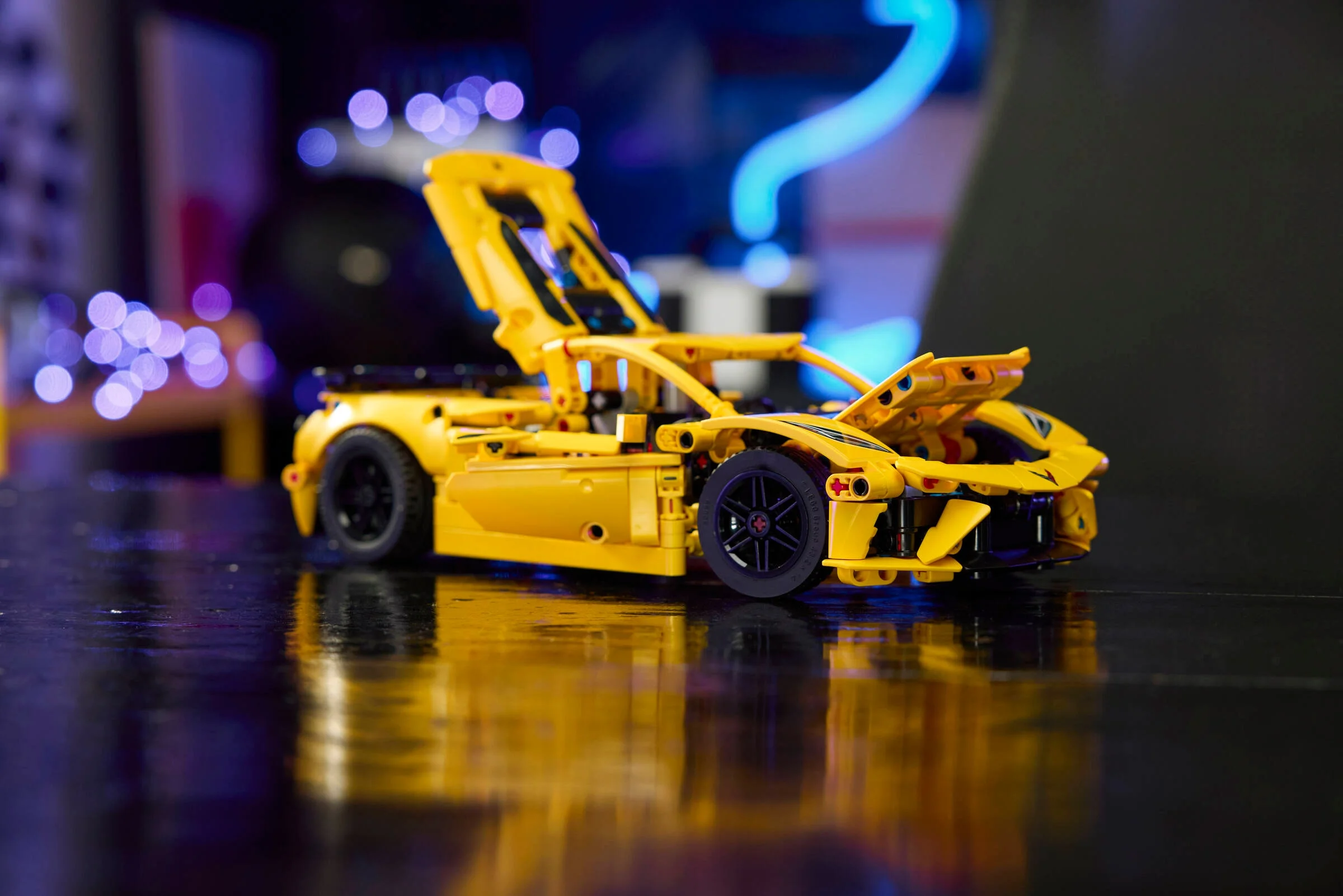 Modelul LEGO Technic Chevrolet Corvette Stingray galbenă, cu capota deschisă, arătând detaliile.
