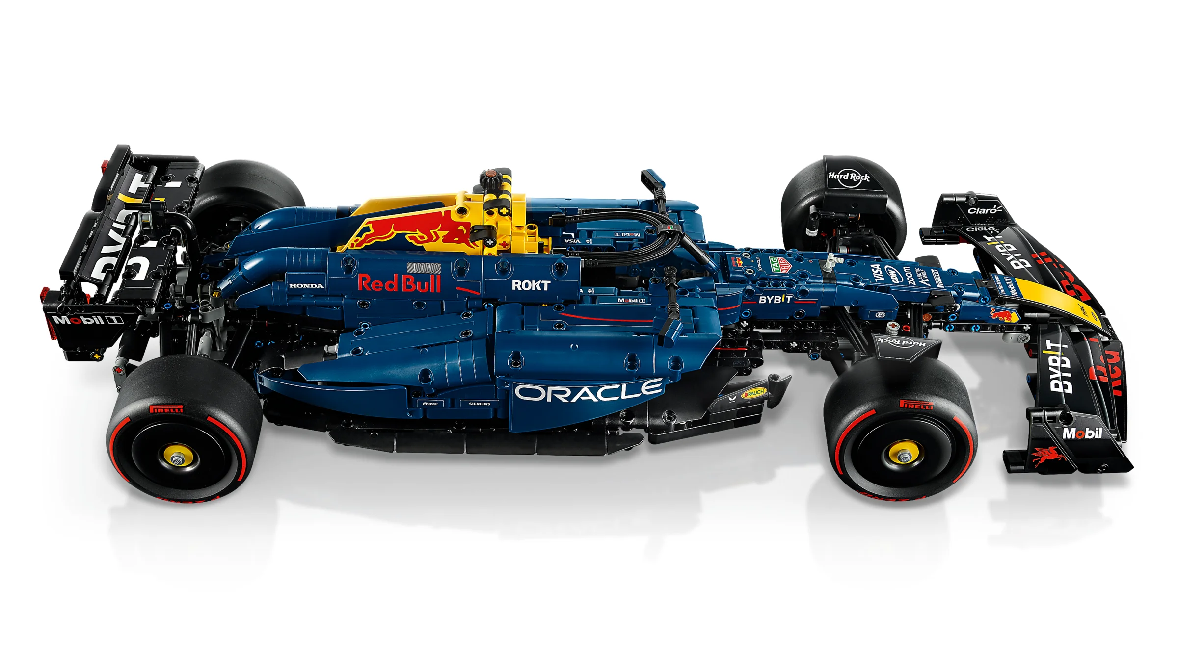 Imagine a mașinii de curse LEGO Technic Oracle Red Bull Racing RB20, detaliată și realistă.
