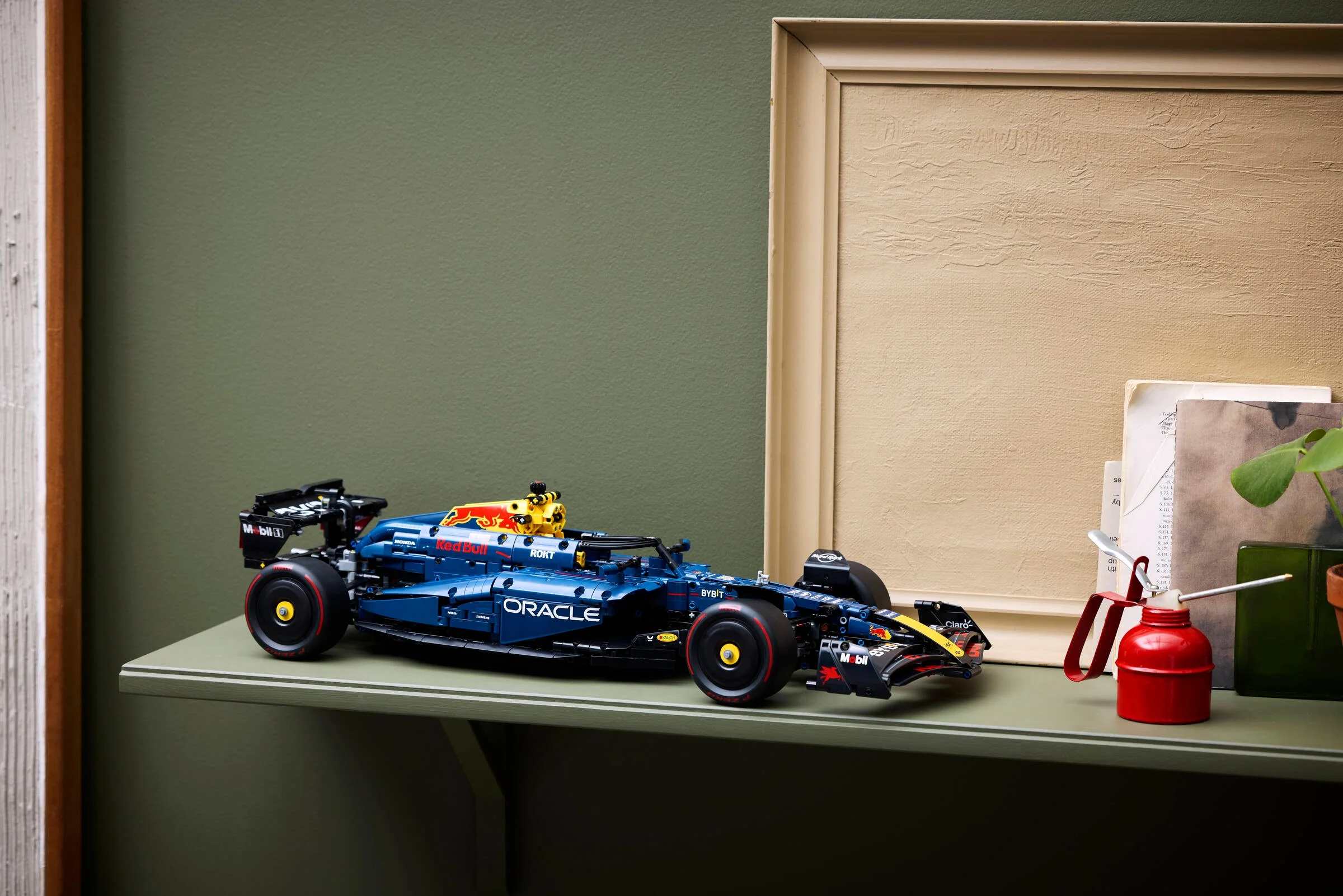 Imagine cu modelul LEGO al mașinii Red Bull Racing RB20, prezentat pe un raft, detaliat.
