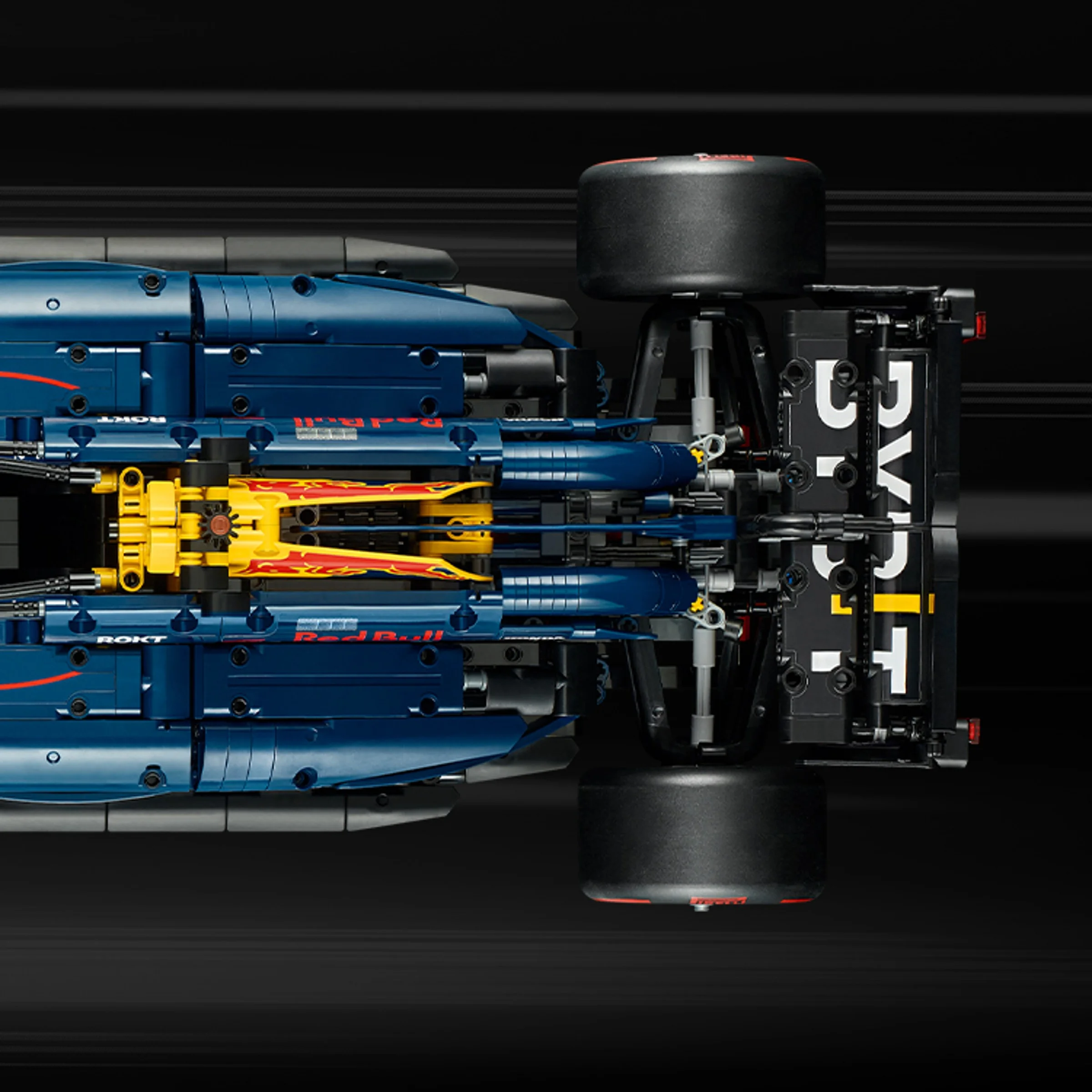 Vedere de sus a modelului LEGO Technic Red Bull Racing RB20, detaliind șasiul și aripa spate.