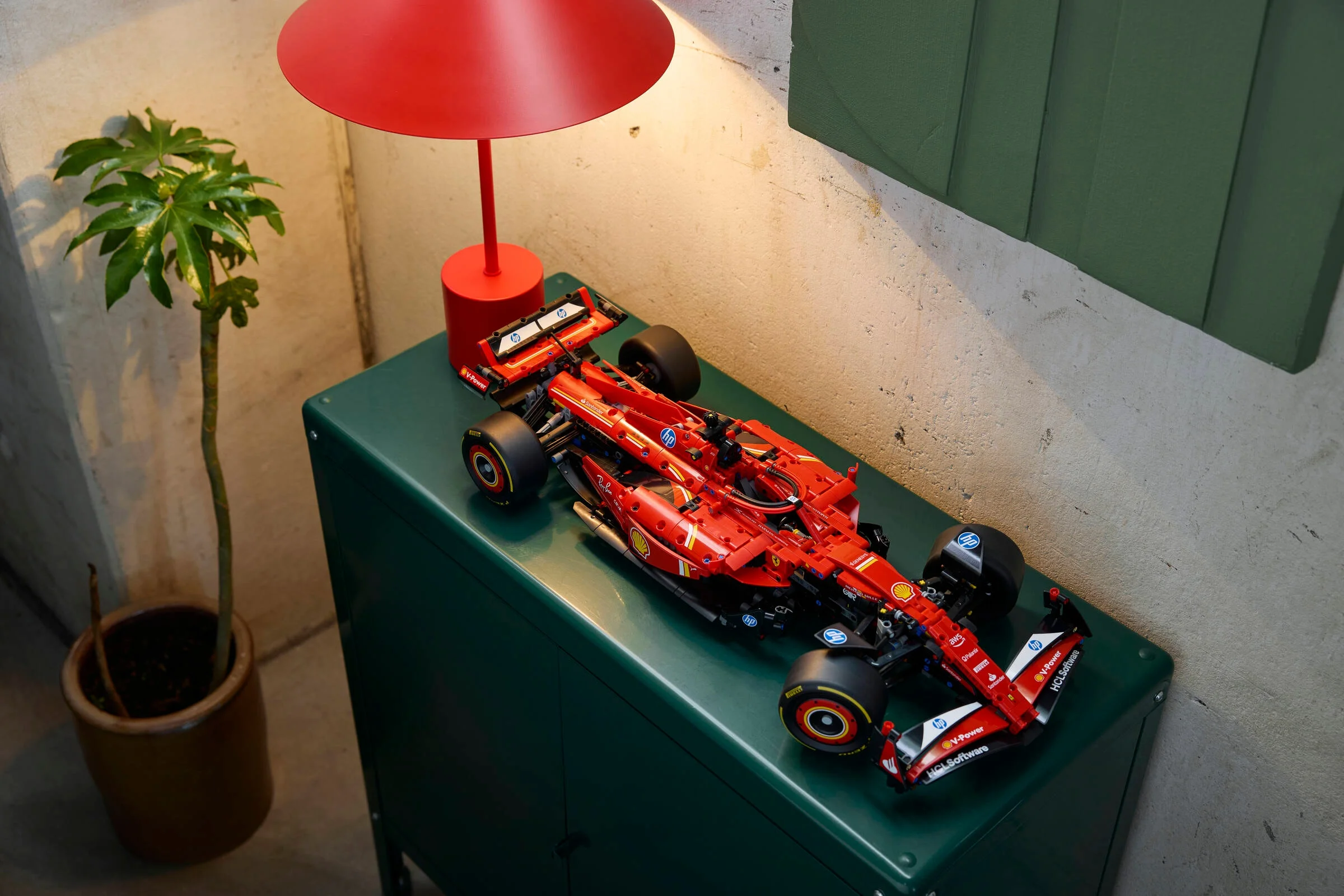 Imagine cu modelul LEGO Ferrari SF-24, prezentat într-un cadru de studio modern și stilat.