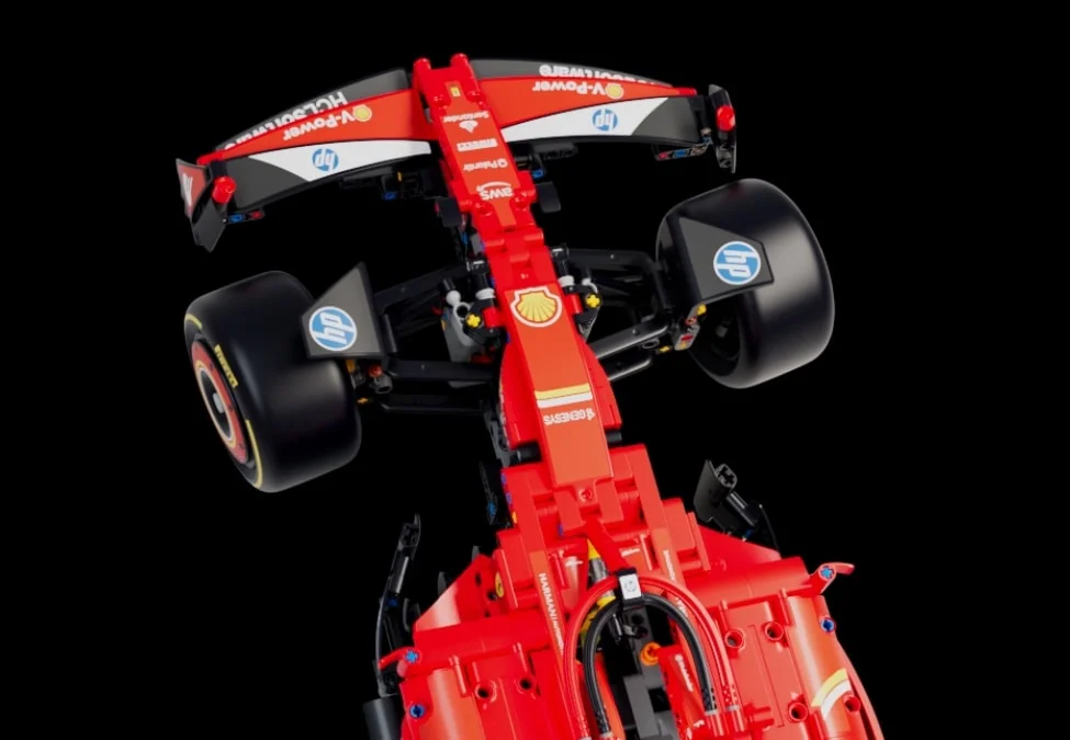 Modelul Ferrari SF-24 F1 din setul LEGO Technic 42207, detaliat și realist.