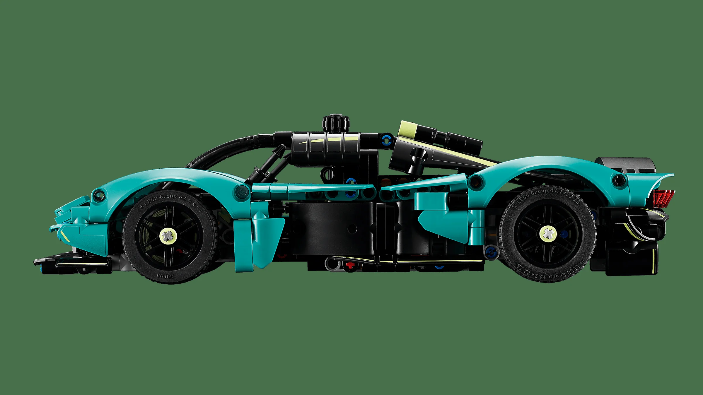 Modelul Aston Martin Valkyrie Technic, prezentat din lateral. Detalii complexe ale caroseriei și roților.