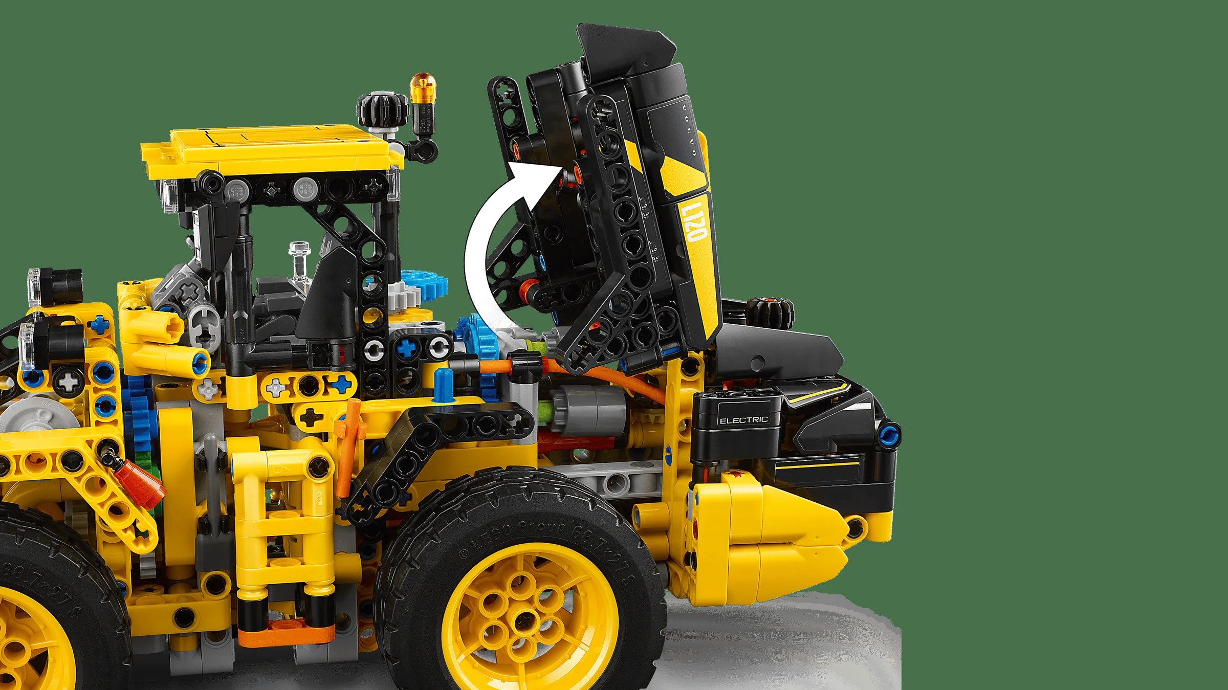 Imagine cu încărcătorul electric Volvo L120, cu capota ridicată și detaliile tehnice vizibile.