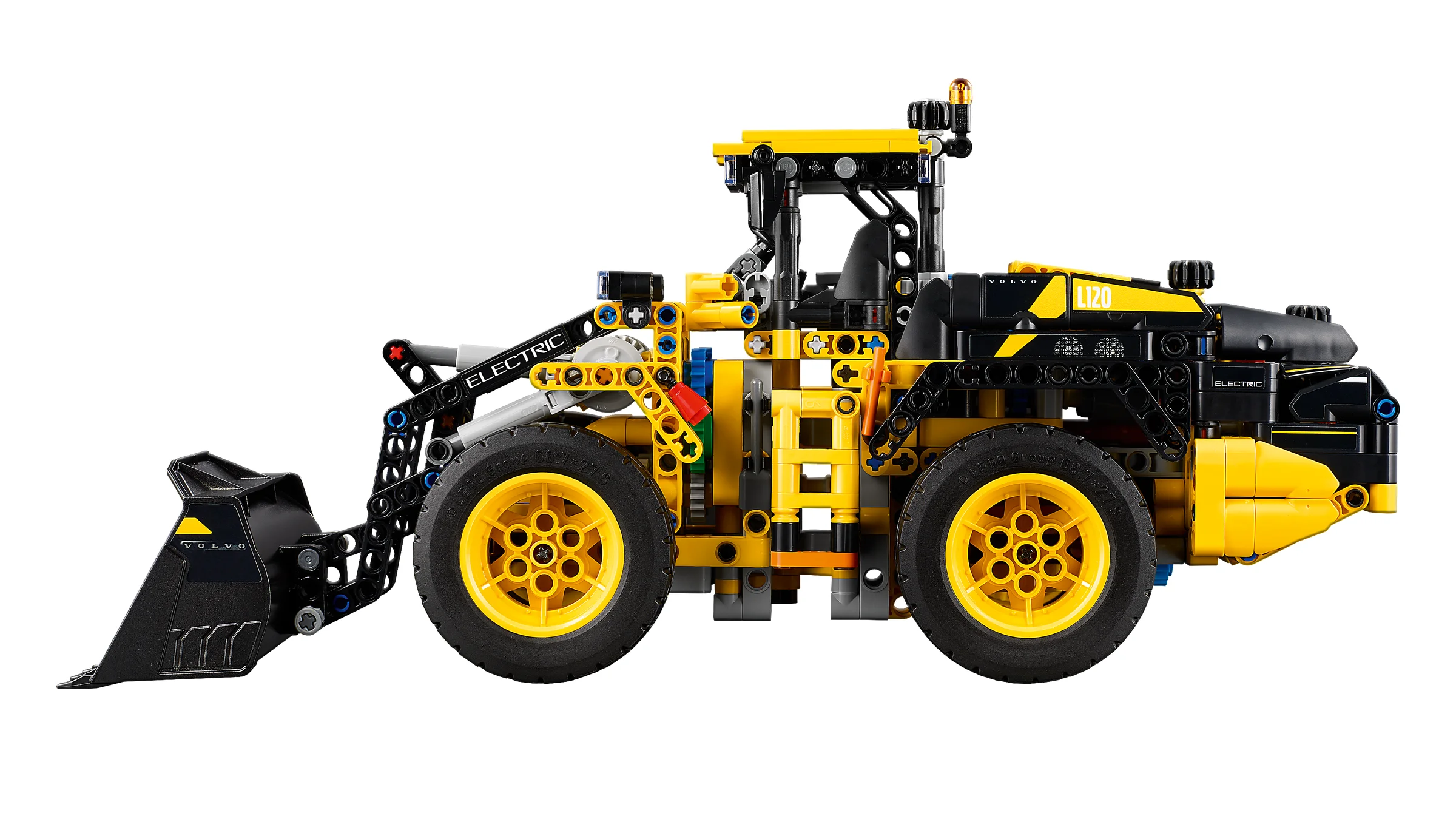 Imagine laterală a modelului LEGO Volvo L120 Electric. Se văd detaliile galbene și negre ale construcției.