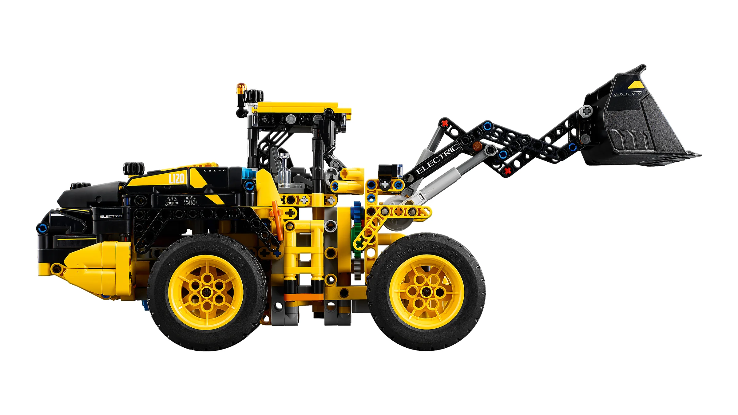 Imagine cu modelul LEGO Volvo L120 Electric Wheel Loader, văzut din lateral. Detalii galben și negru.