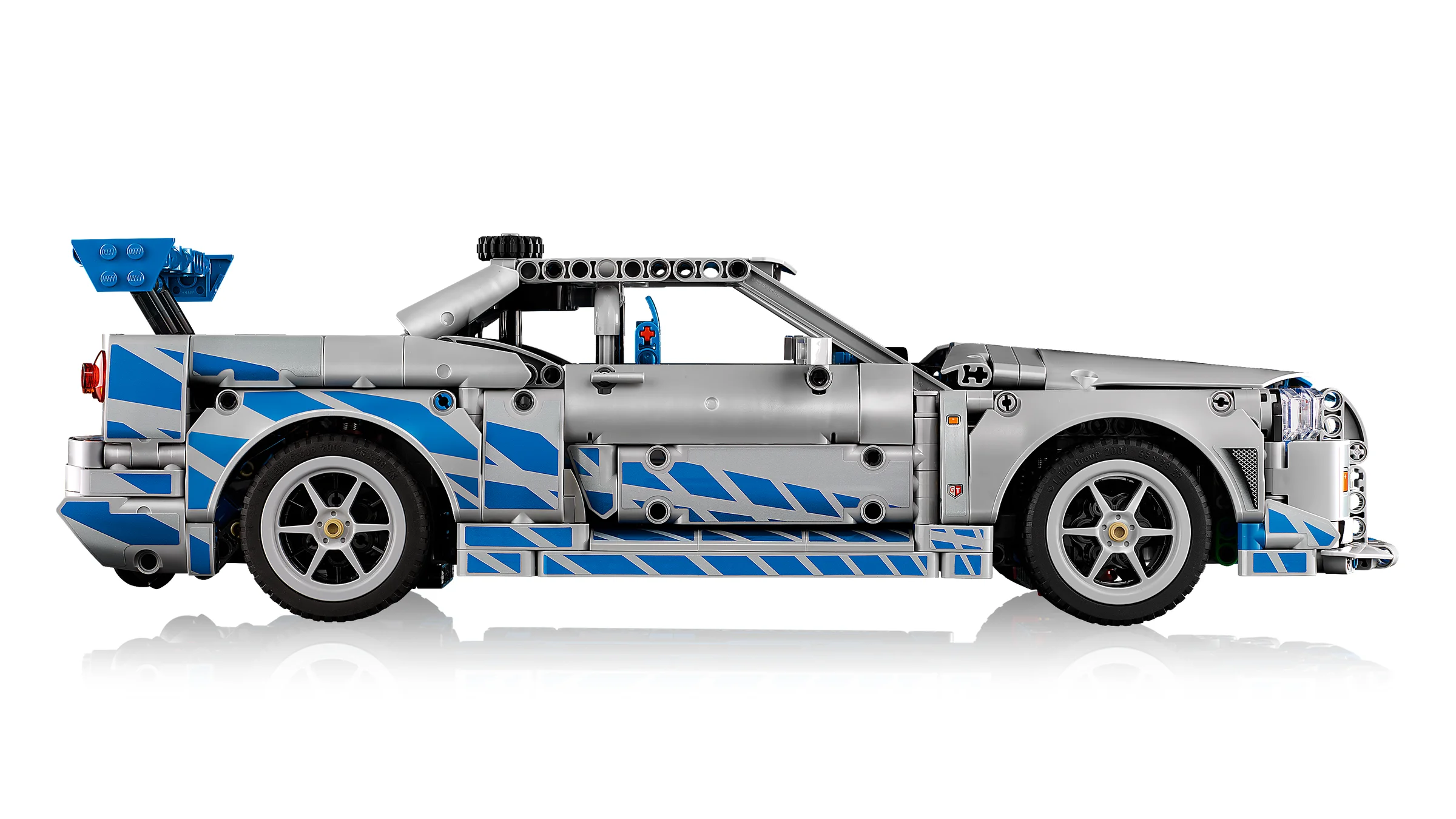 Modelul LEGO Technic Nissan Skyline GT-R (R34) din 2 Fast 2 Furious, vedere laterală. O mașină iconică!