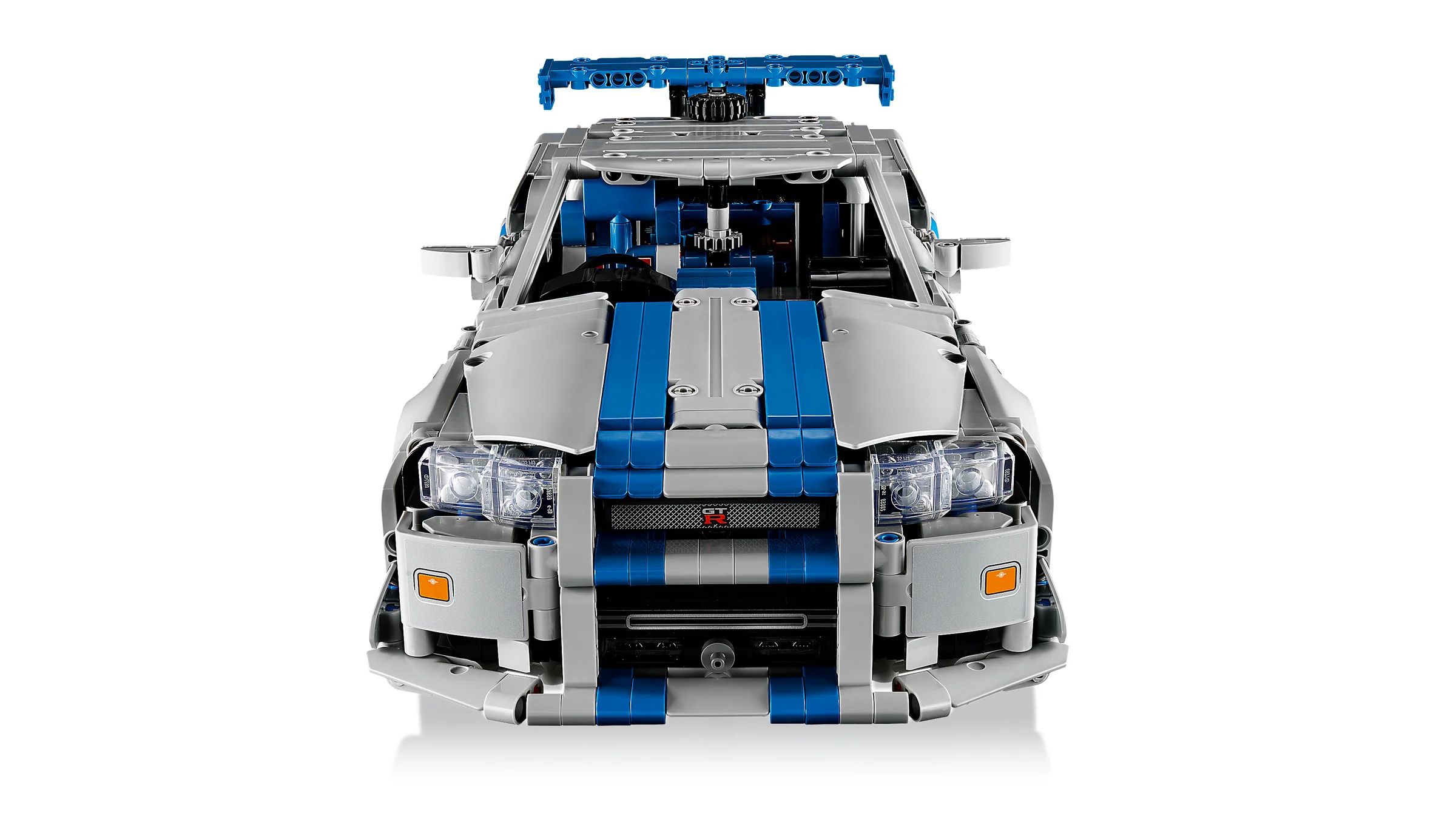 Prim-plan cu Nissan Skyline GT-R (R34) din setul LEGO Technic 42210, vedere frontală.