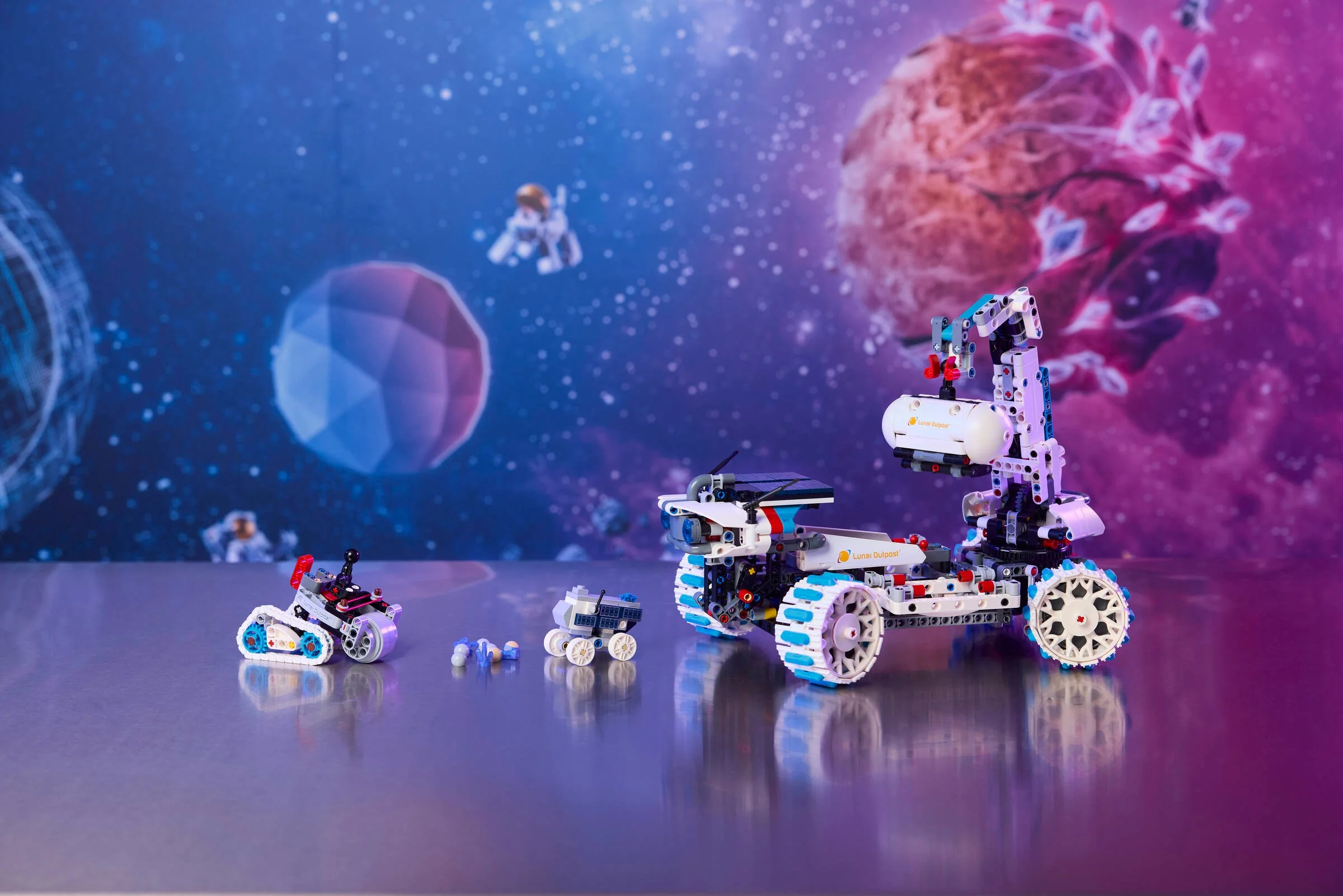Imagine cu roverul lunar LEGO Technic 42211 și accesorii, pe fundal spațial, detaliind explorarea lunară.