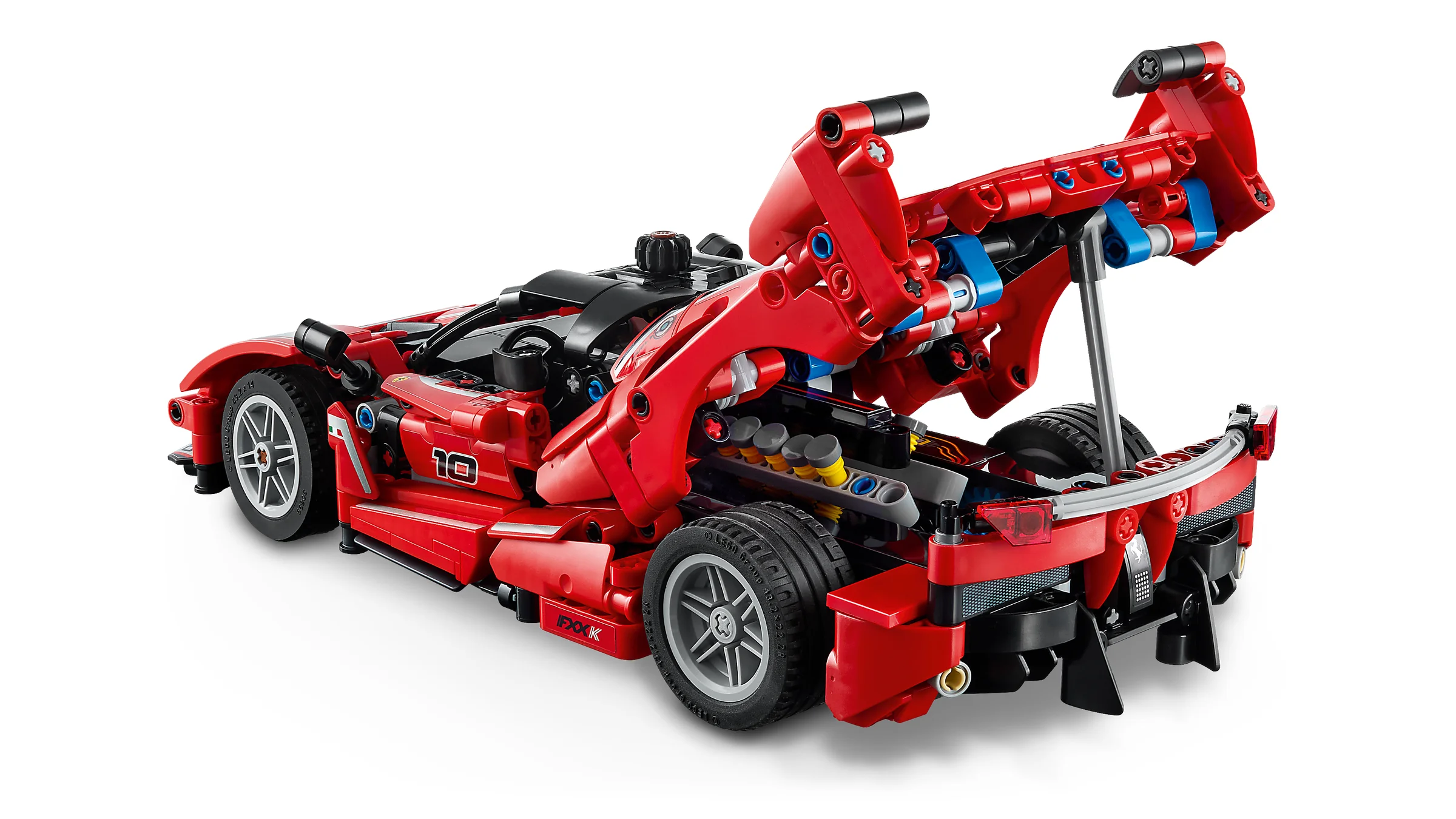 Model Ferrari FXX K roșu cu capota ridicată, detaliind motorul și mecanismele interne.