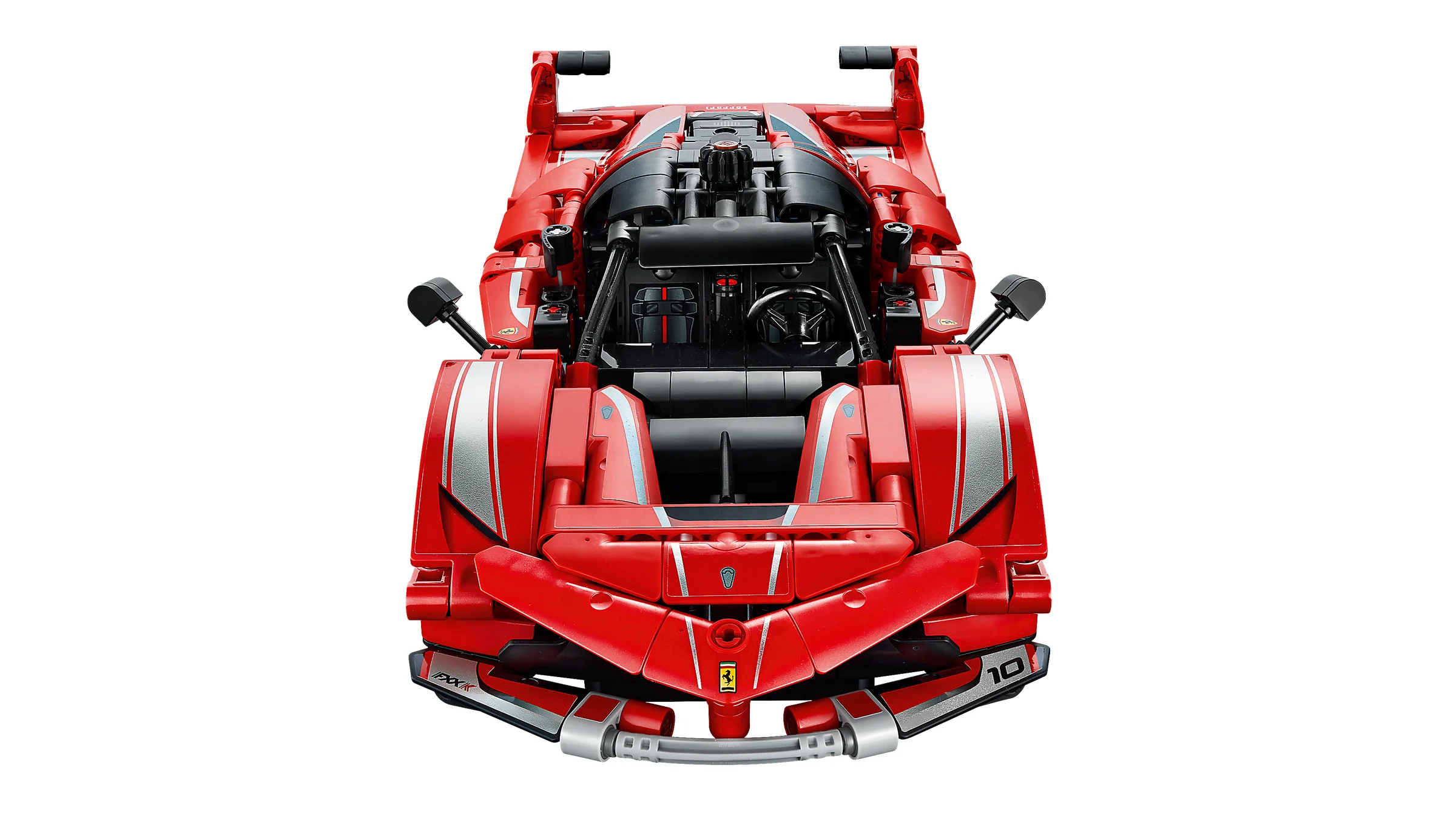 Imagine frontală detaliată a modelului Ferrari FXX K. Componente roșii și negre, logo Ferrari vizibil.