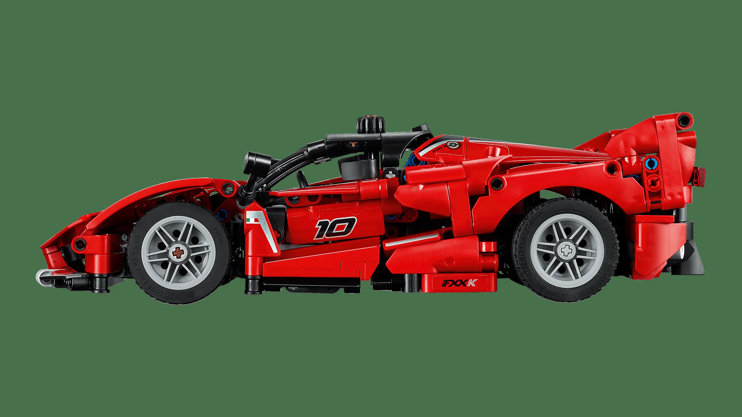 Mașină Ferrari FXX K roșie construită din piese LEGO Technic, văzută din profil.