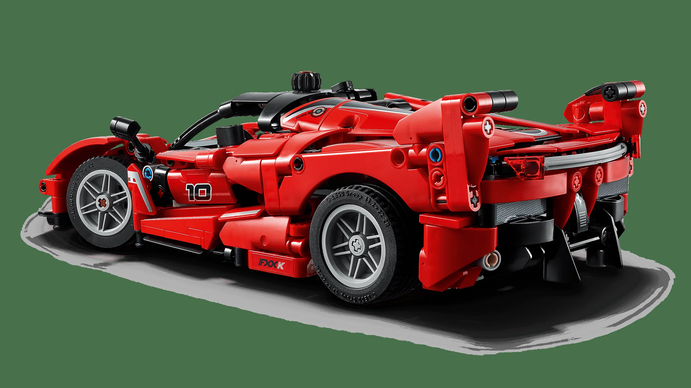 Modelul LEGO Technic Ferrari FXX K, văzut din spate, cu detalii ale caroseriei roșii și ale anvelopelor.
