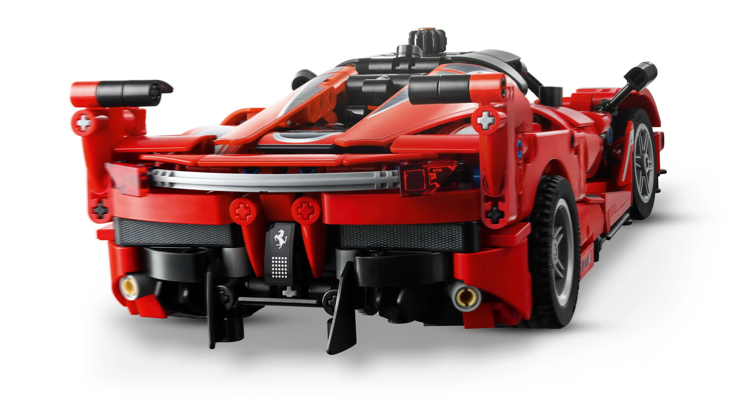 Spatele detaliat al modelului Ferrari FXX K, roșu aprins și negru, realizat din piese LEGO Technic.