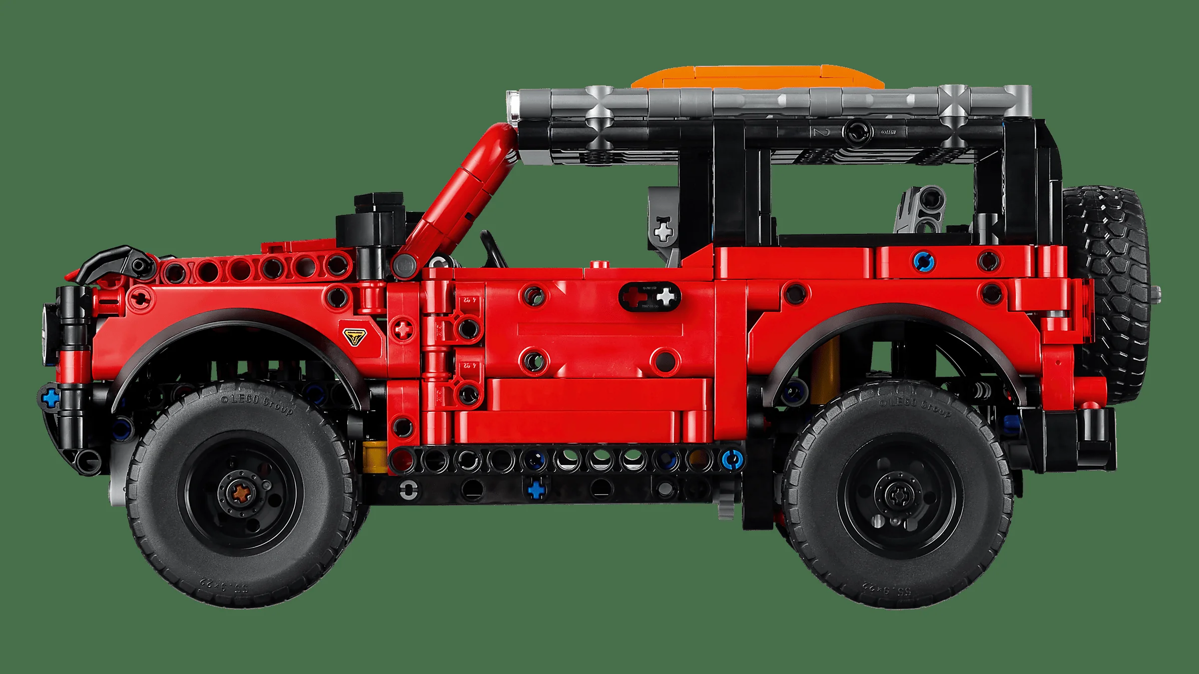 Imagine laterală a modelului LEGO Technic Ford Bronco, roșu, cu detalii tehnice vizibile.
