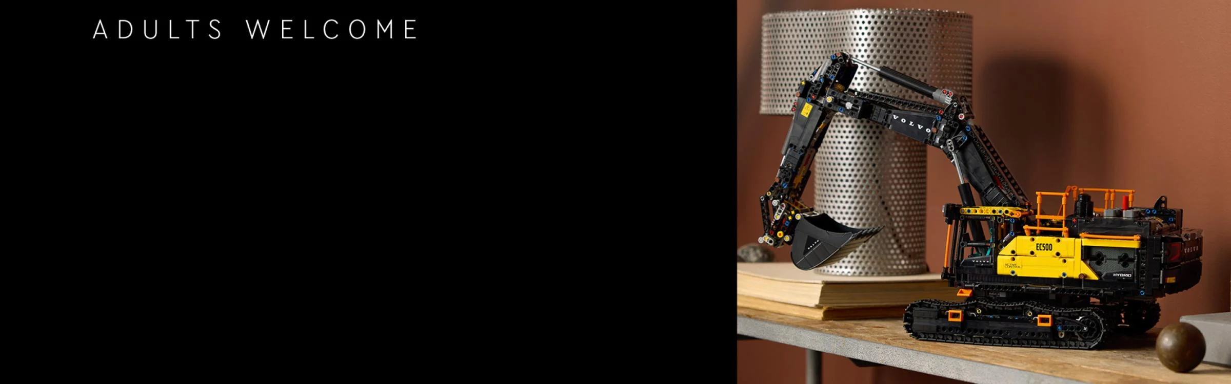 Excavator hibrid Volvo EC500 LEGO Technic, un model detaliat și complex.