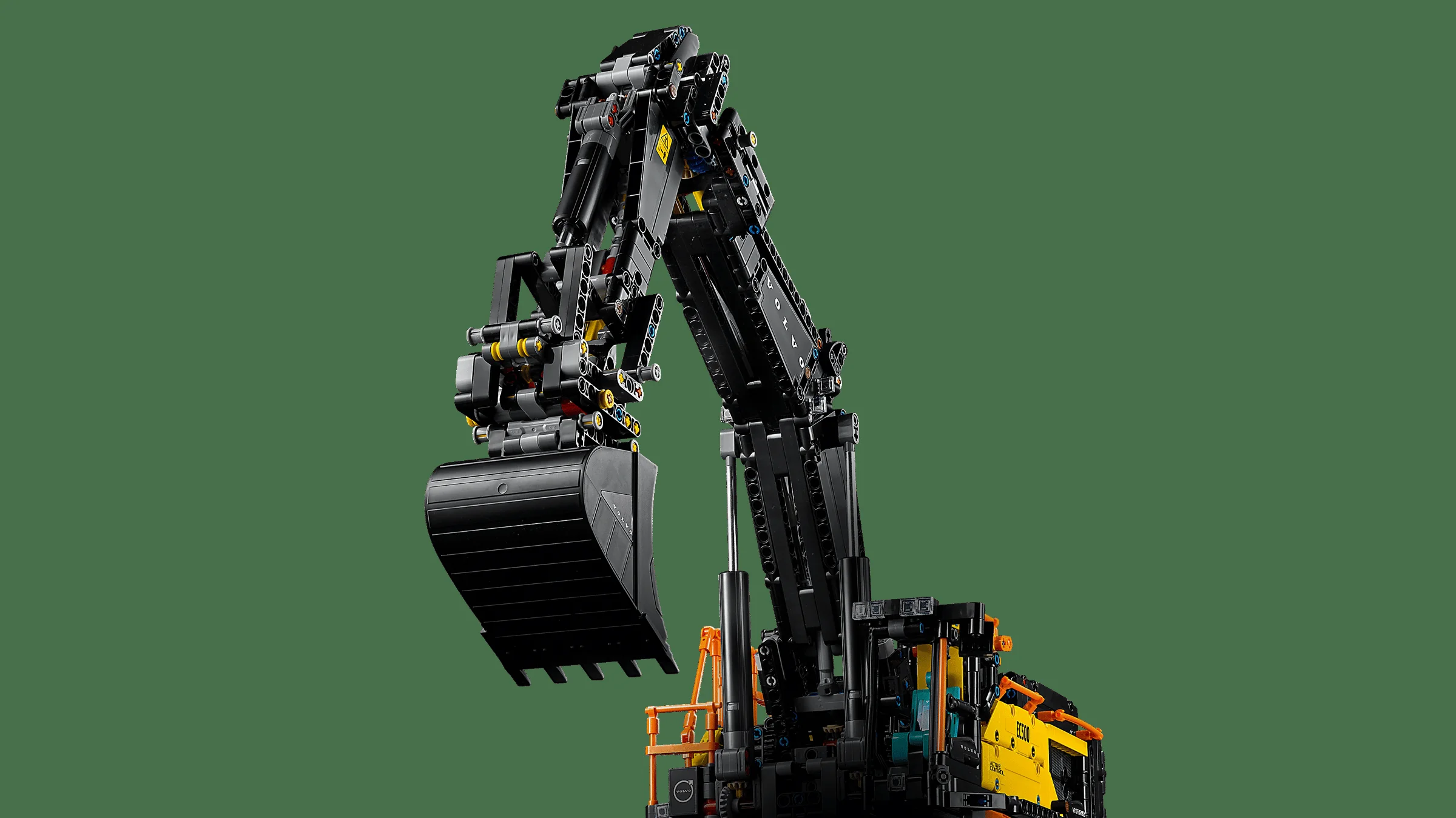 Excavatorul Volvo EC500 Hybrid, brațul ridicat, detaliu mecanic complex.
