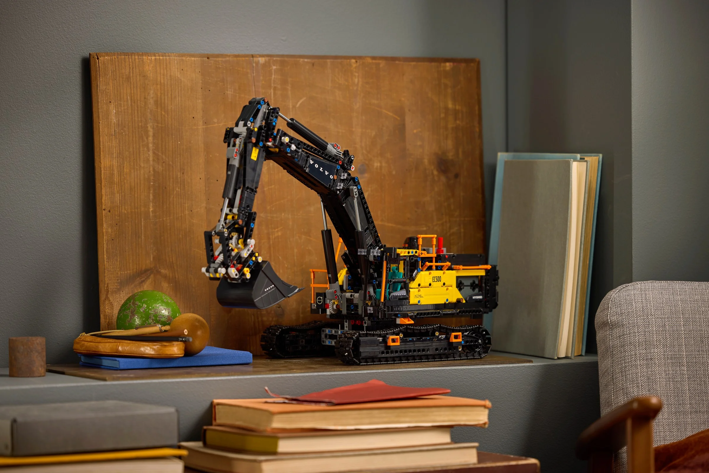 Excavatorul Volvo EC500 Hybrid LEGO Technic, model detaliat.