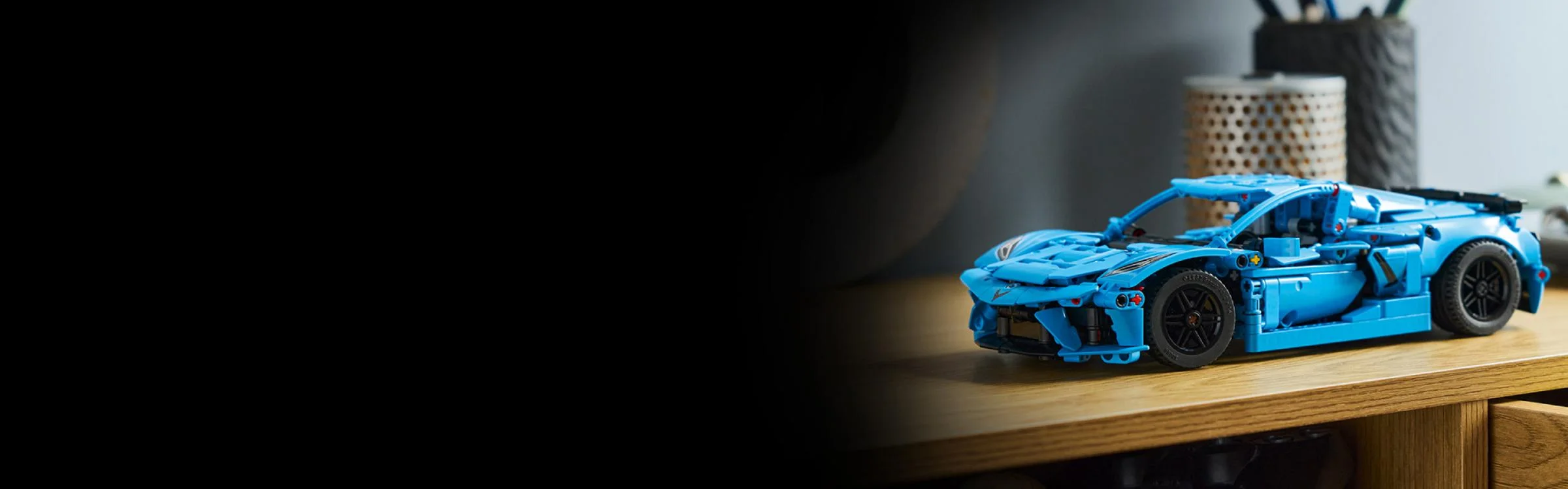 Corvette Stingray albastră, model LEGO Technic. Design detaliat și atractiv.