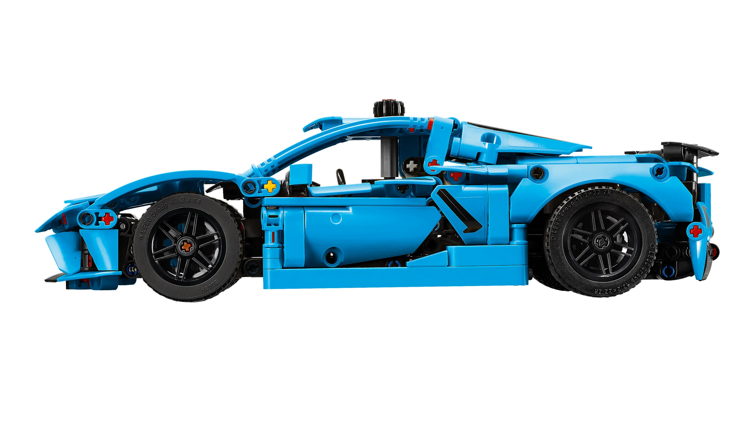 Modelul Chevrolet Corvette Stingray din LEGO Technic, vedere laterală. Design detaliat, albastru.