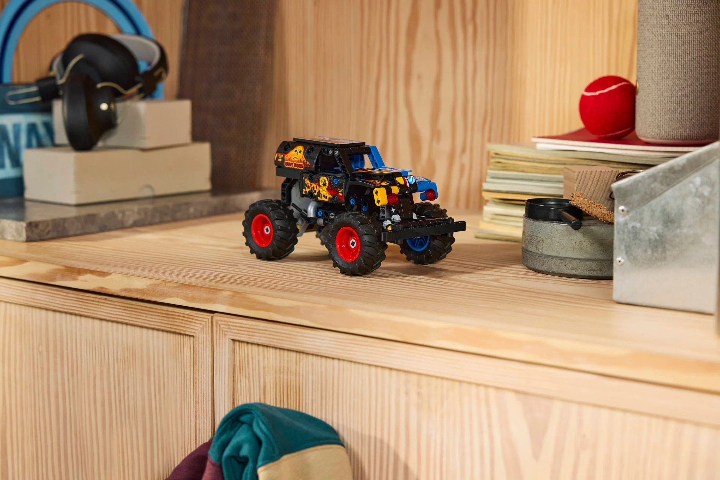 Grave Digger Technic, detaliat și realist, pe un raft de lemn. Model excelent pentru fani.