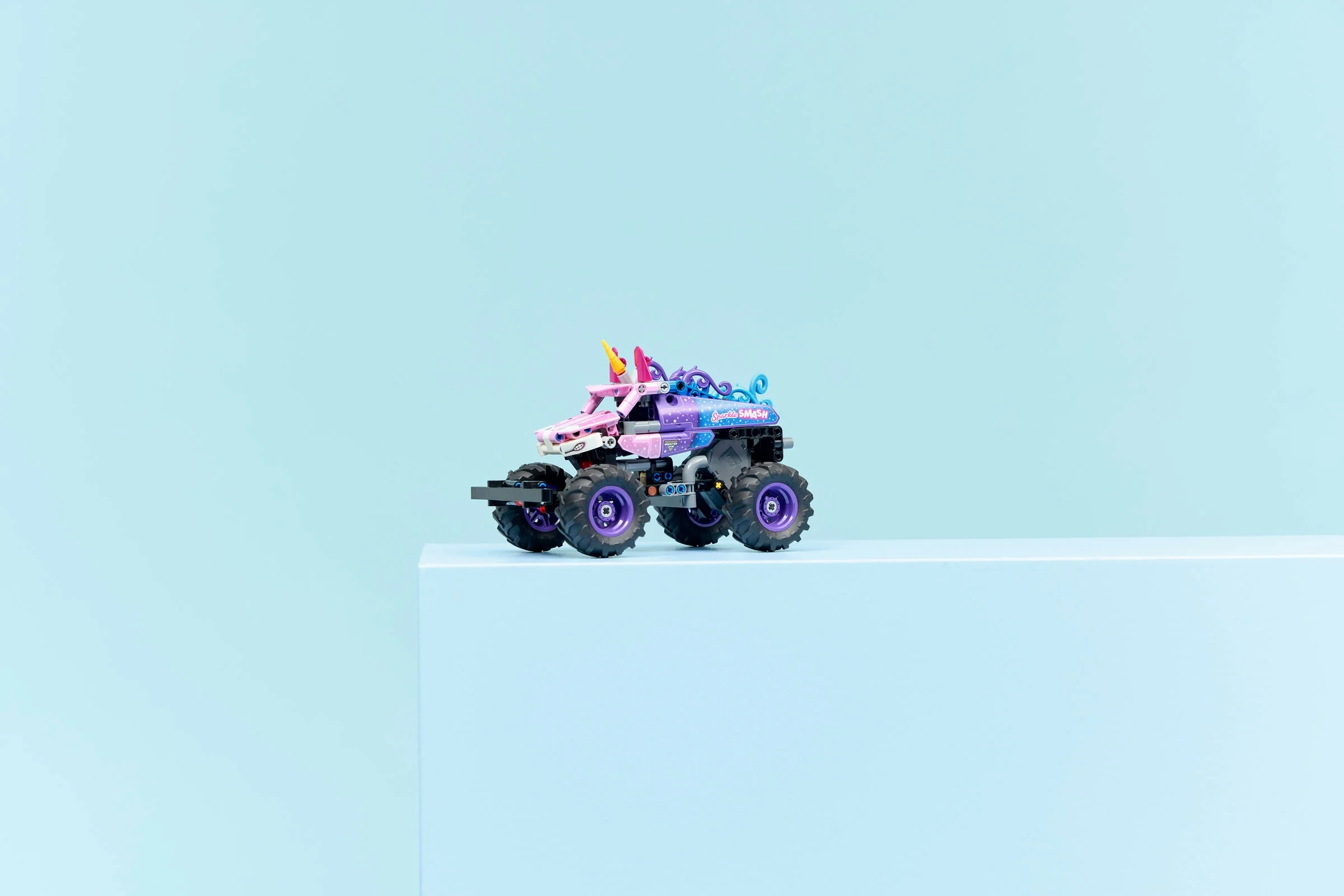 Imagine detaliată a camionului monstru LEGO Sparkle Smash. Design colorat, roz și violet.