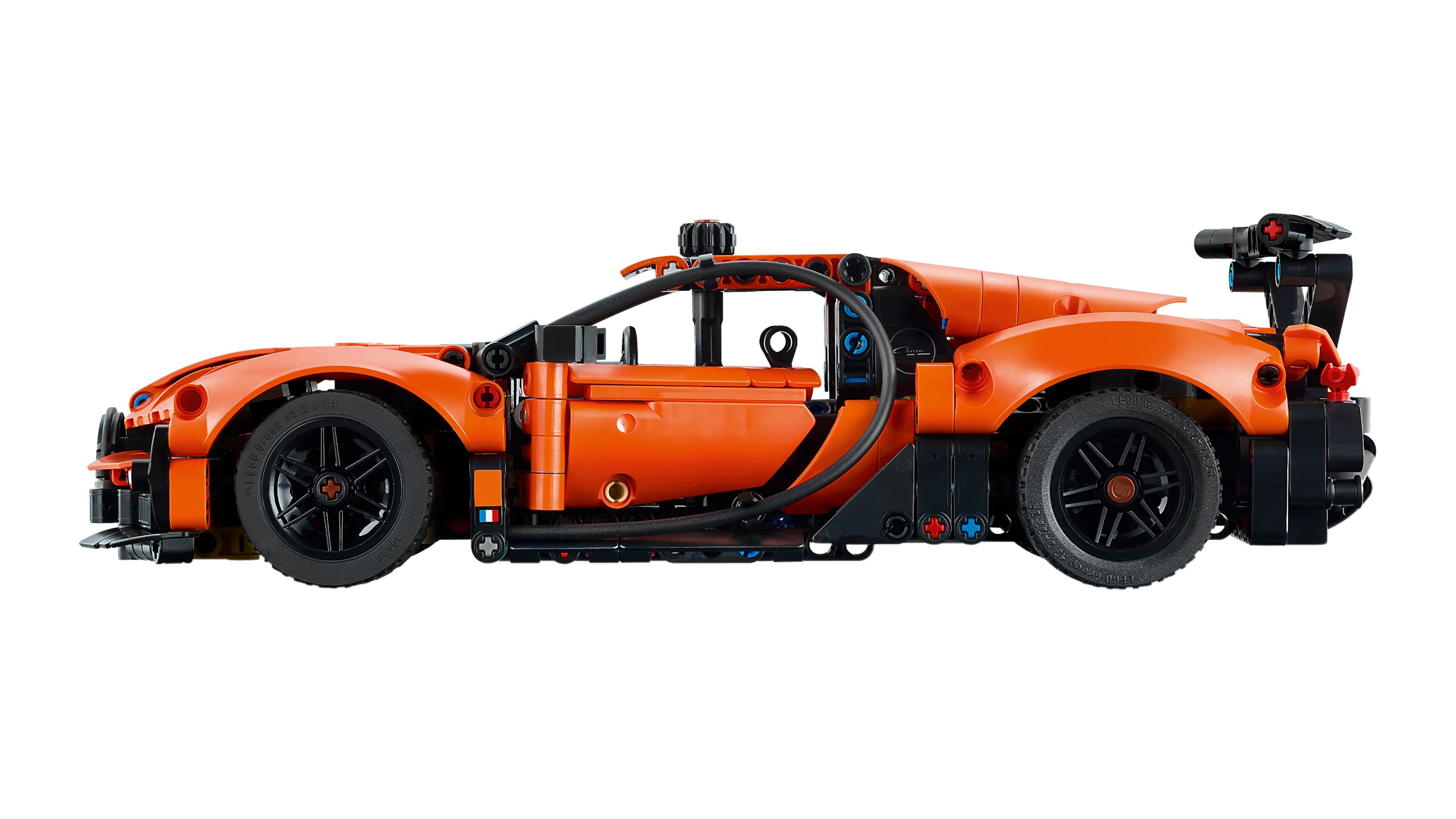 Imagine laterală detaliată a modelului Bugatti Chiron Pur Sport portocaliu, din setul LEGO Technic 42222.