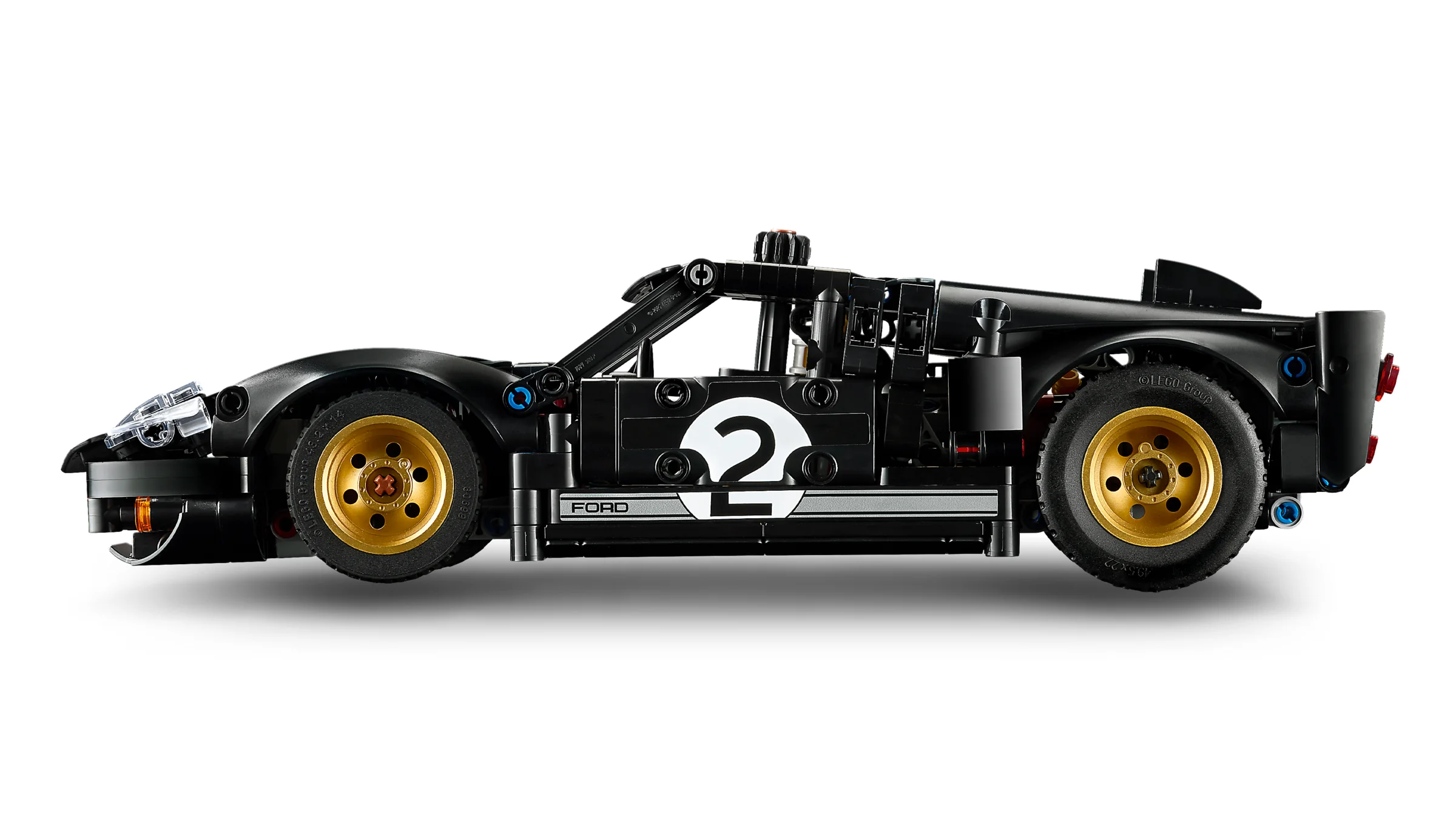 Model LEGO Ford GT40 MKII, neagră, cu numărul 2, vedere laterală. Detalii precise ale construcției.