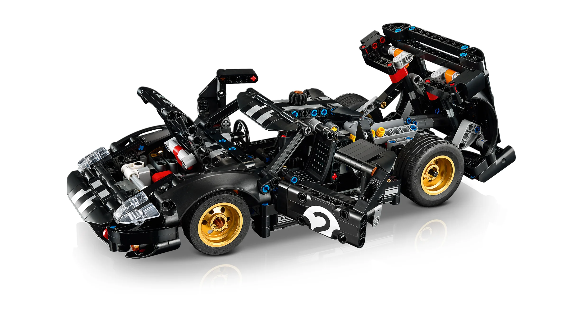 Modelul LEGO Technic Ford GT40 MKII, cu capota și hayonul deschise, detaliat și complex.