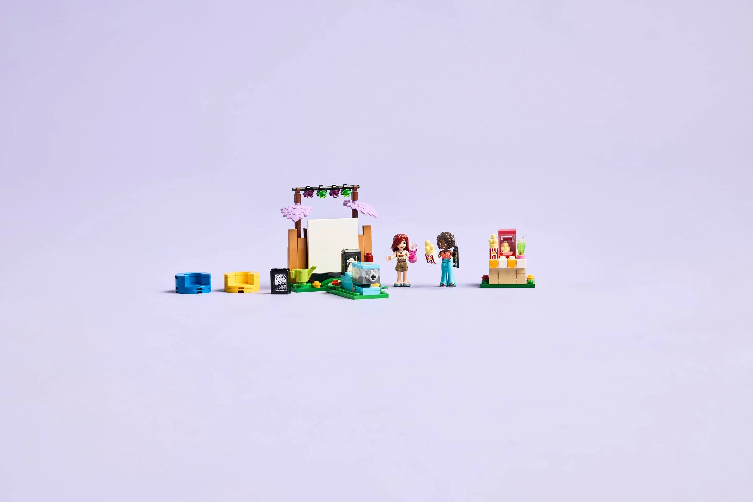 Imagine cu setul LEGO Friends 42642, „Seara de film cu prietenii”.