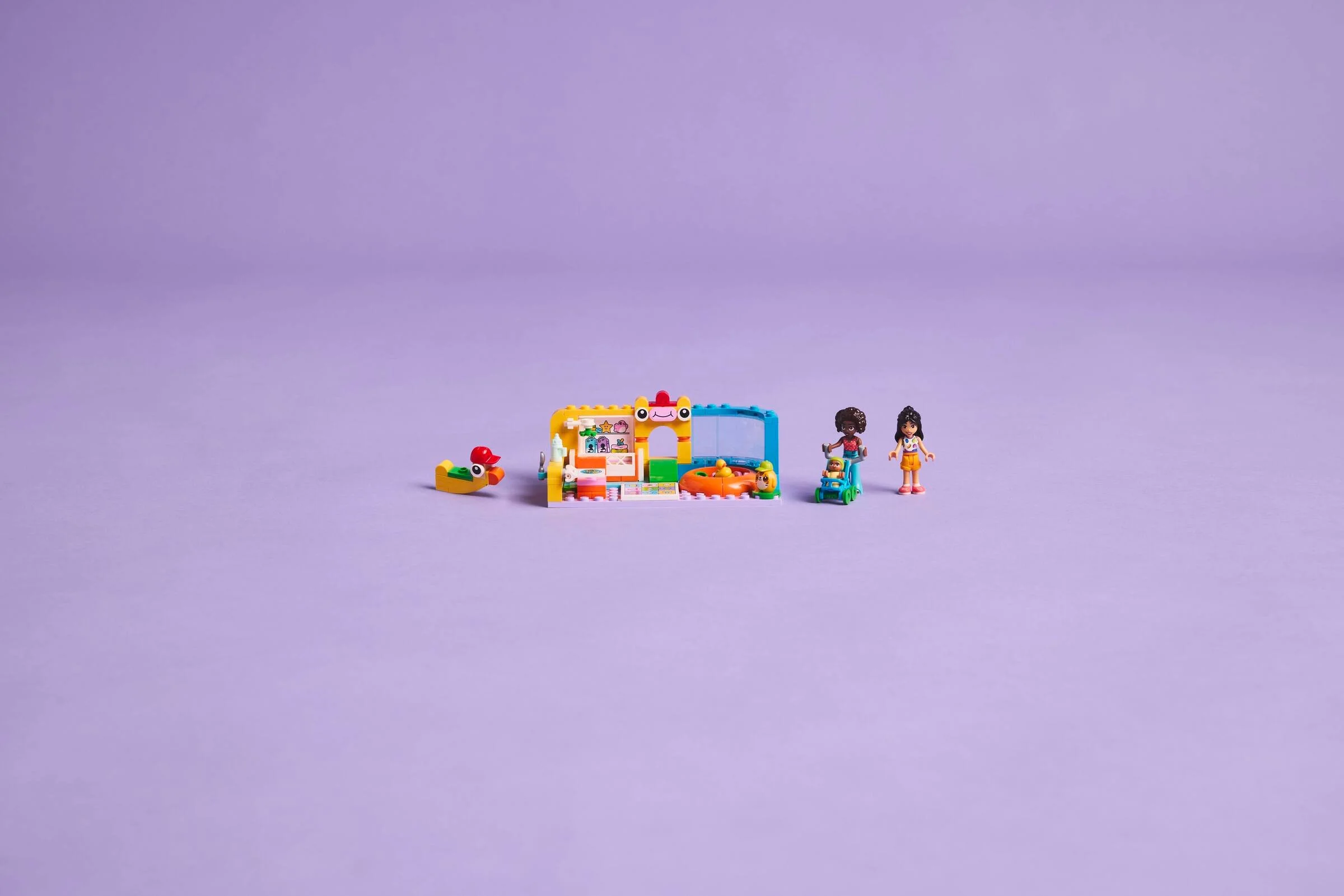 Setul LEGO 42645, cu Aliya, sora ei mai mică și o sală de joacă colorată.